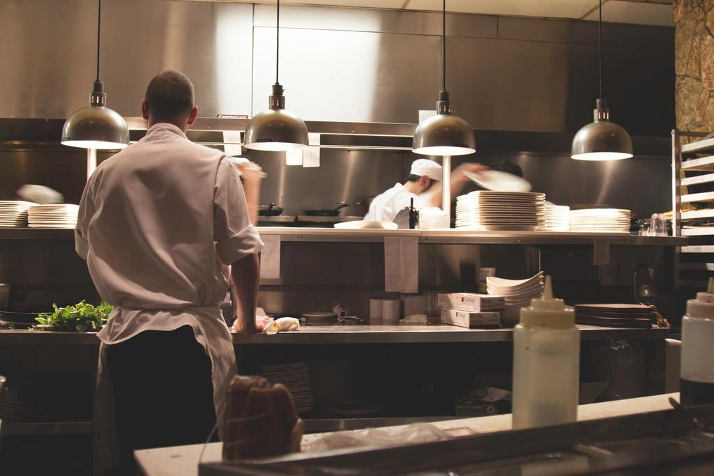 Qual conjunto básico de equipamentos todo novo restaurante precisa?