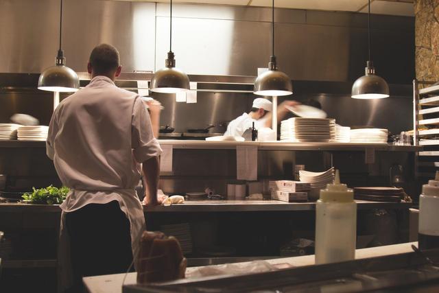 Qual conjunto básico de equipamentos todo novo restaurante precisa?