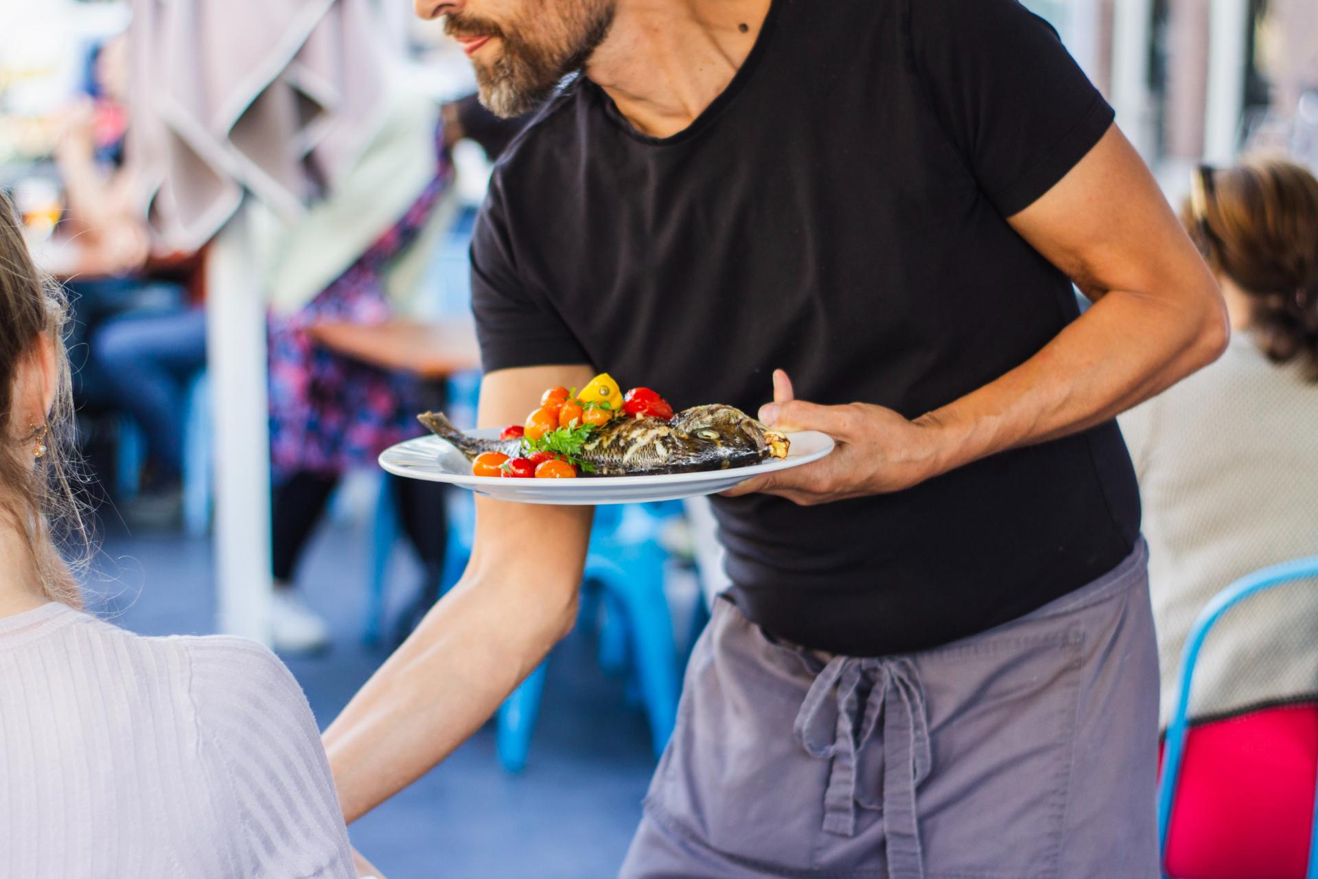 Garçom servindo comida