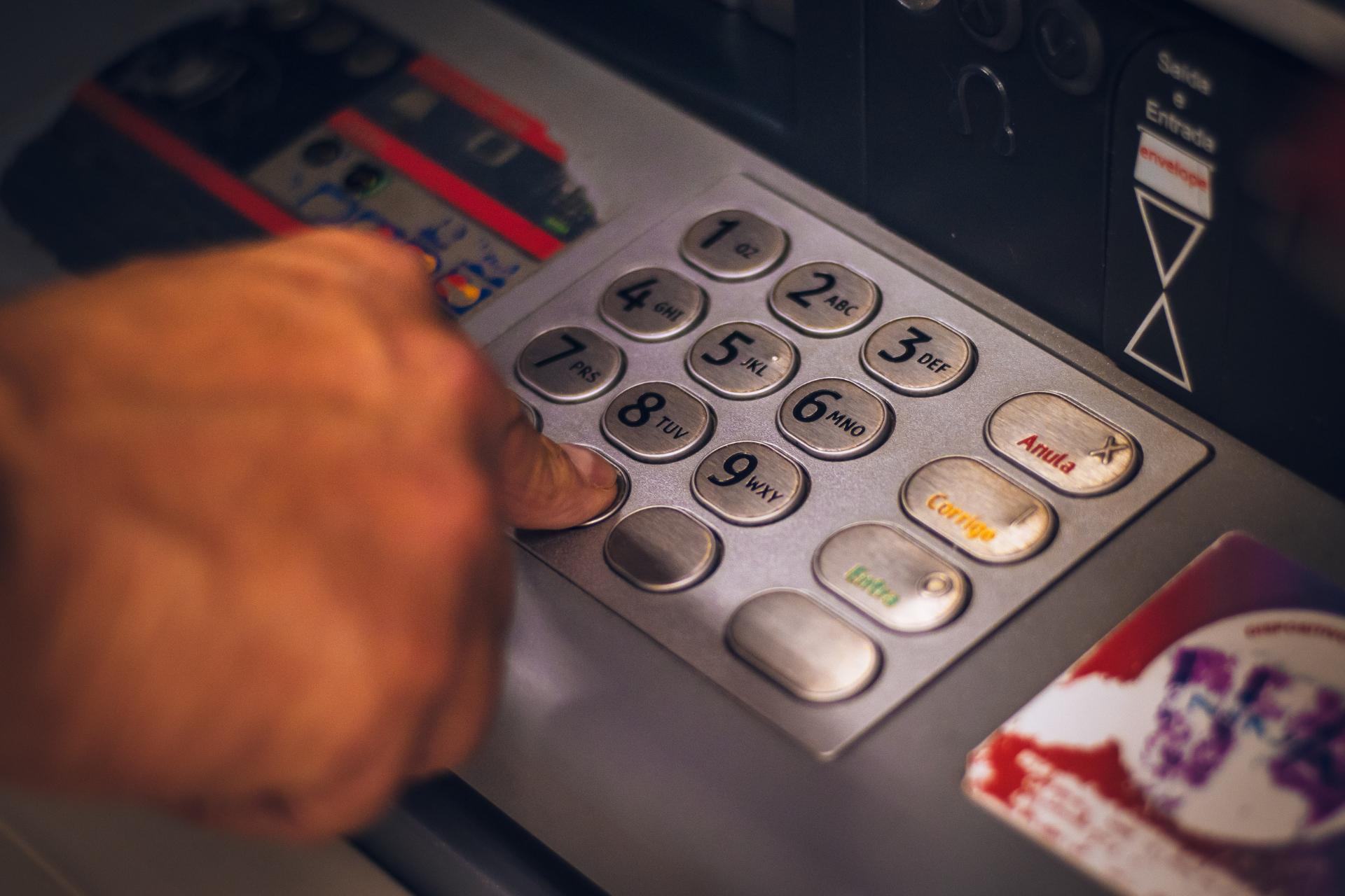 Geld am Geldautomaten abheben