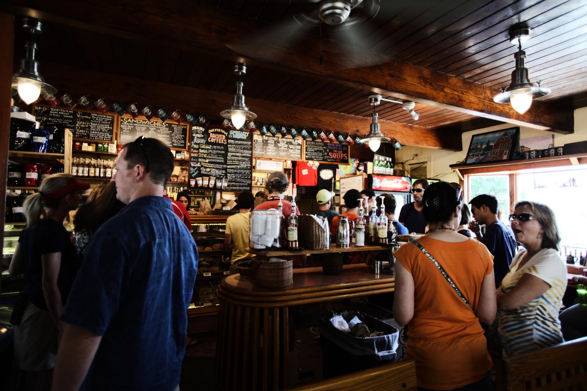 Clientes de un bar disfrutando del servicio y el ambiente