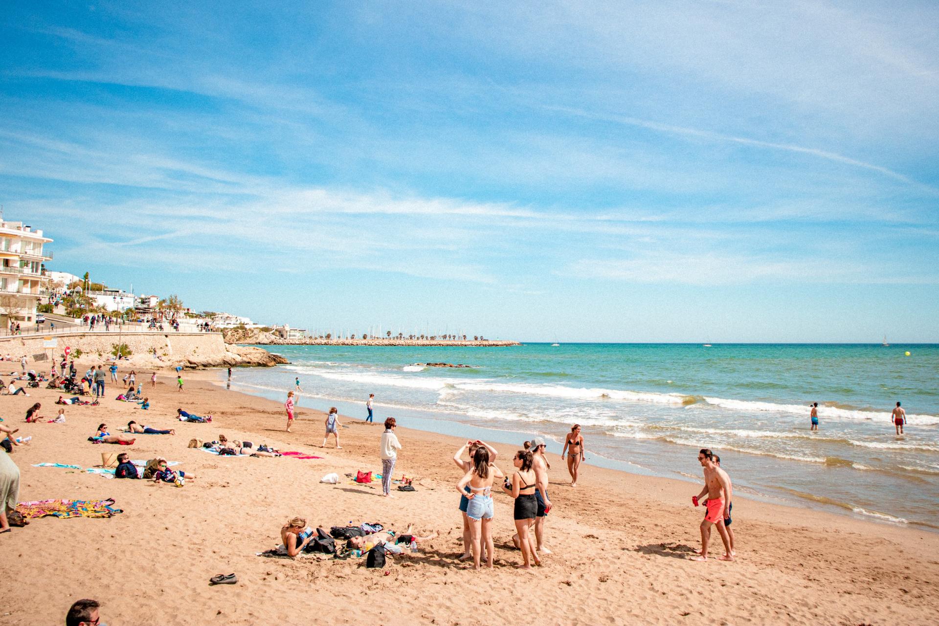 spiaggia piena di gente durante l'estate