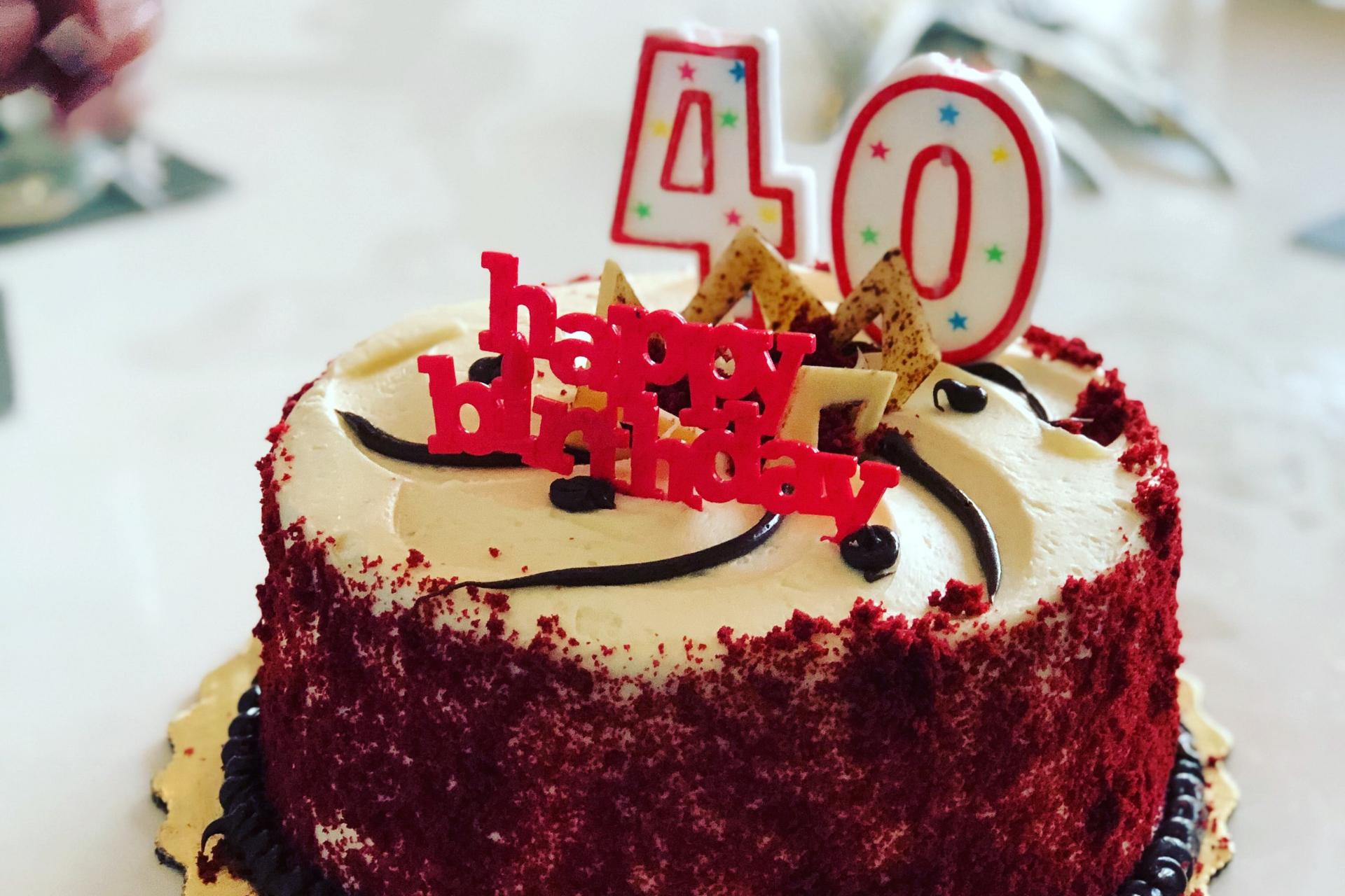 Tarta de cumpleaños número 40 en una mesa de restaurante.
