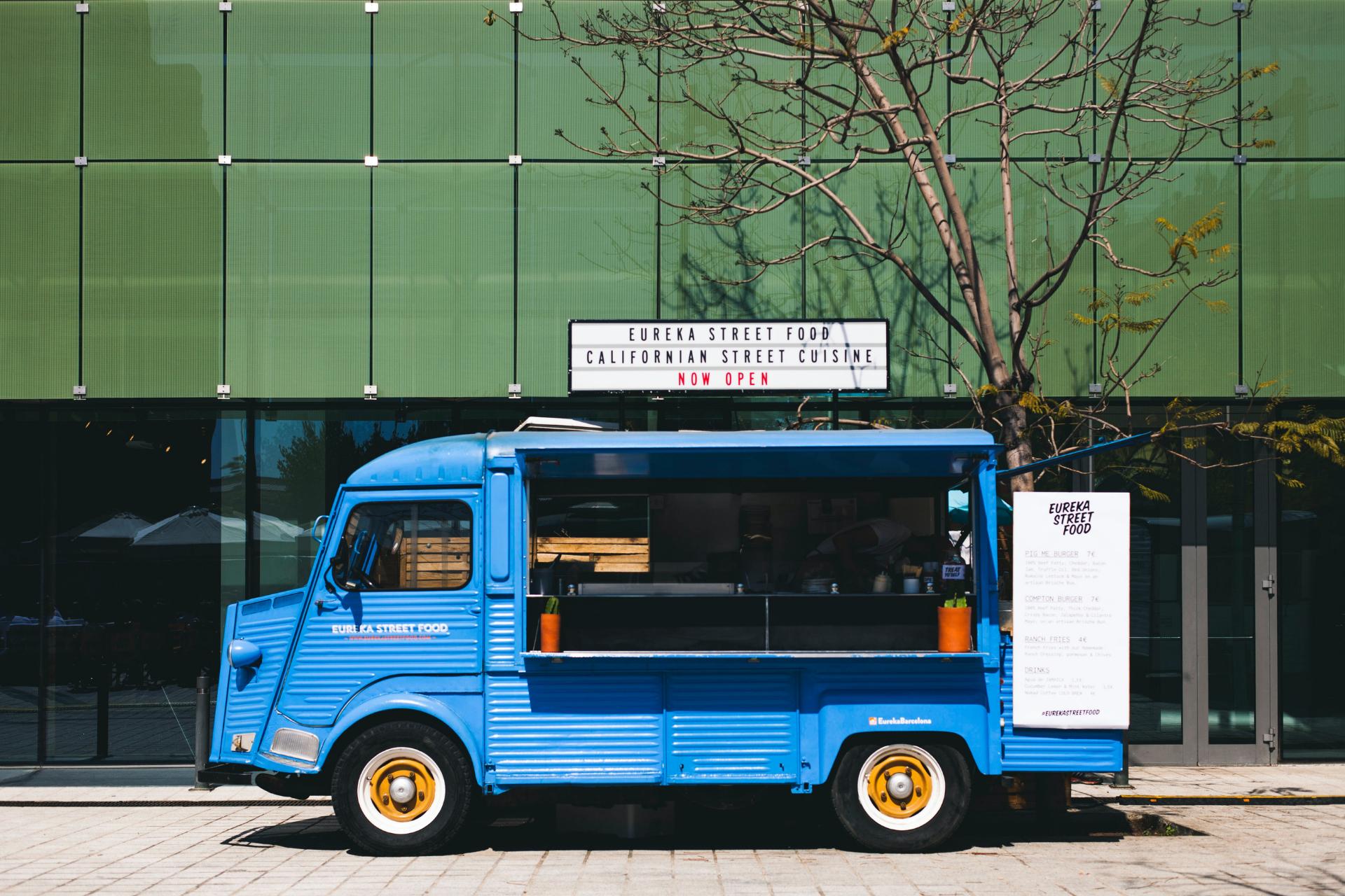 Apertura de camión de comida azul en California