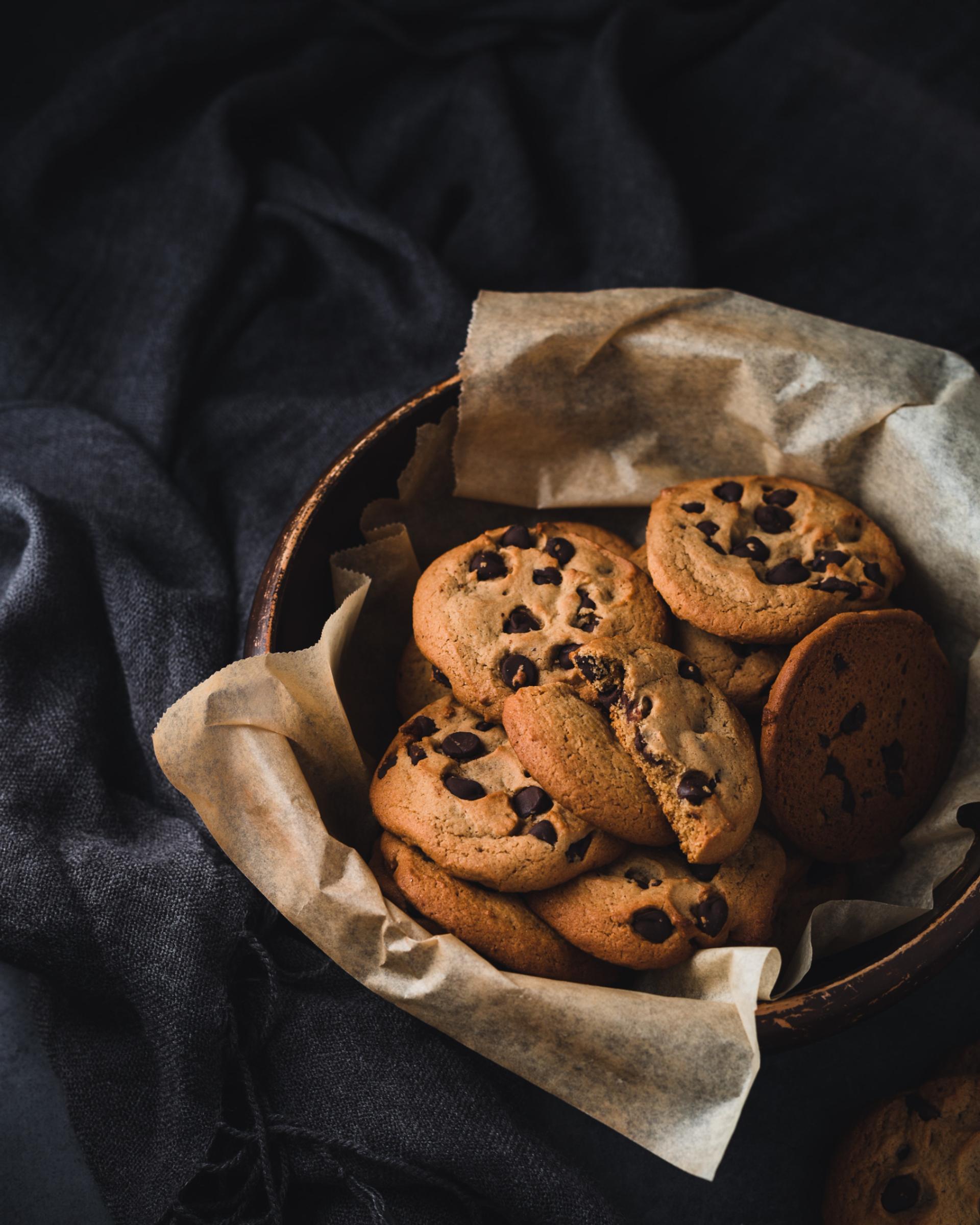 Bowl de galletas y receta simple de galletas con chispas de chocolate. Son de los mejores postres para restaurantes de comida rápida