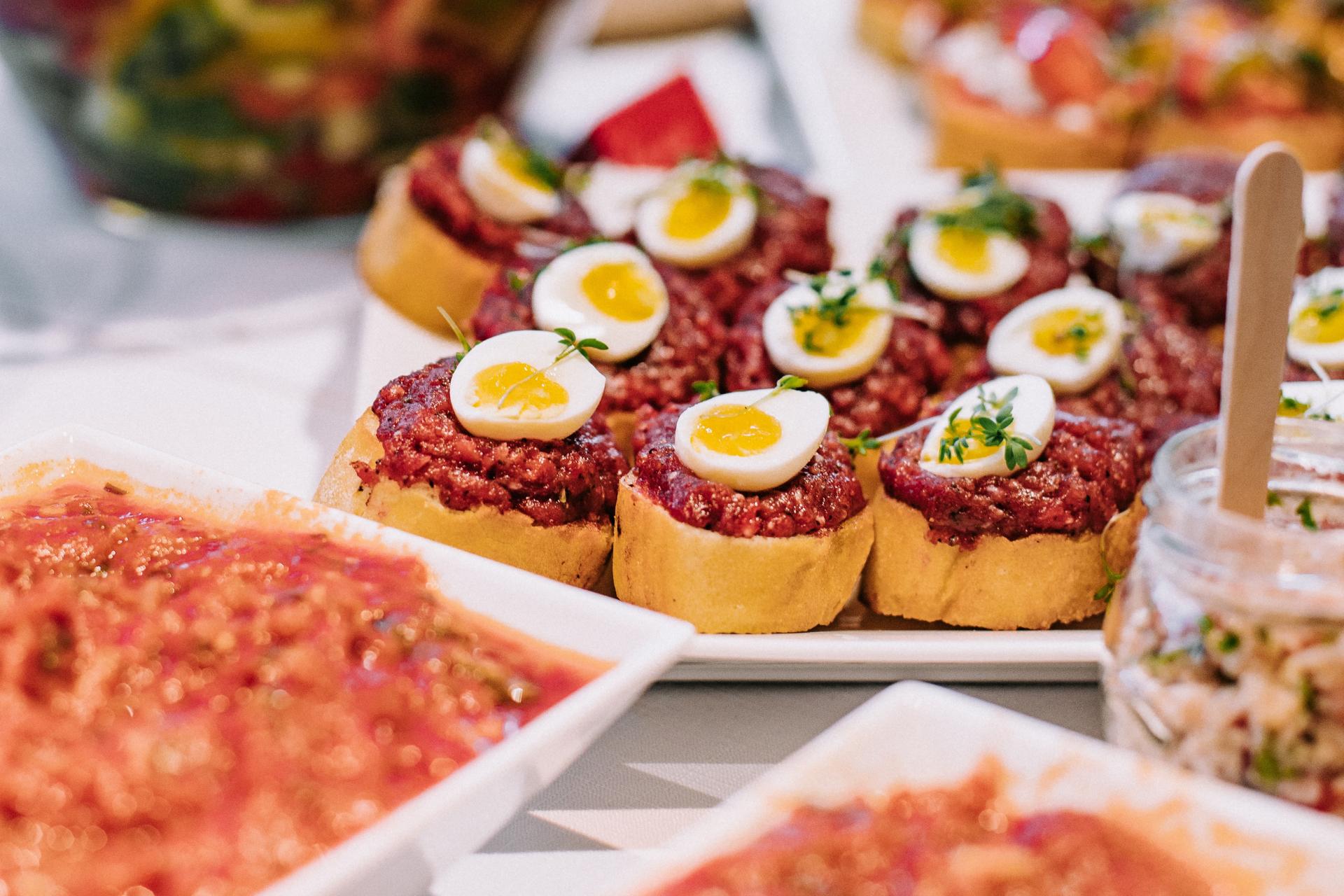 Bandejas de servicio de catering llenas de comida