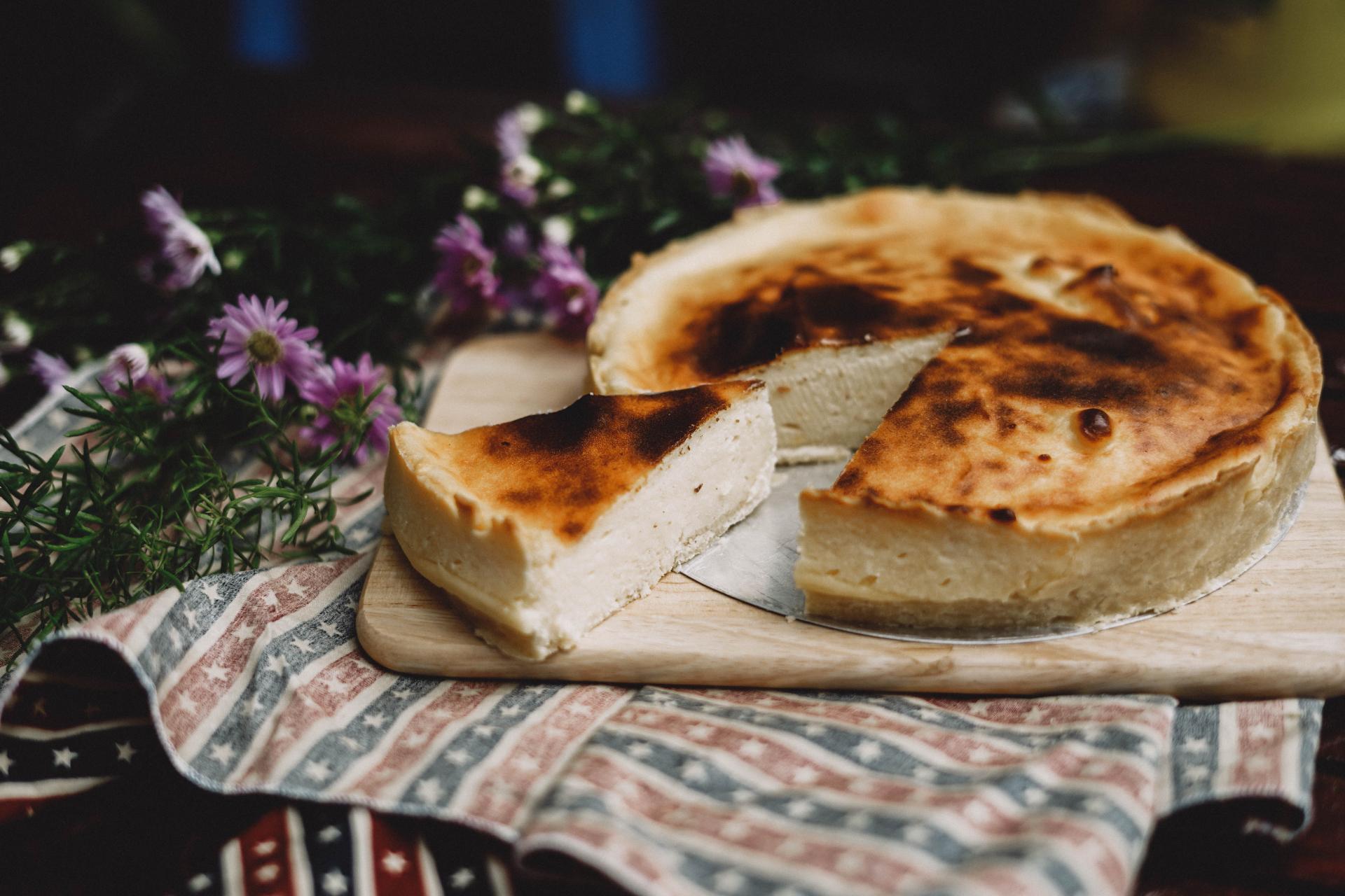 delicioso cheescake con pedazo cortado y cubierta quemada