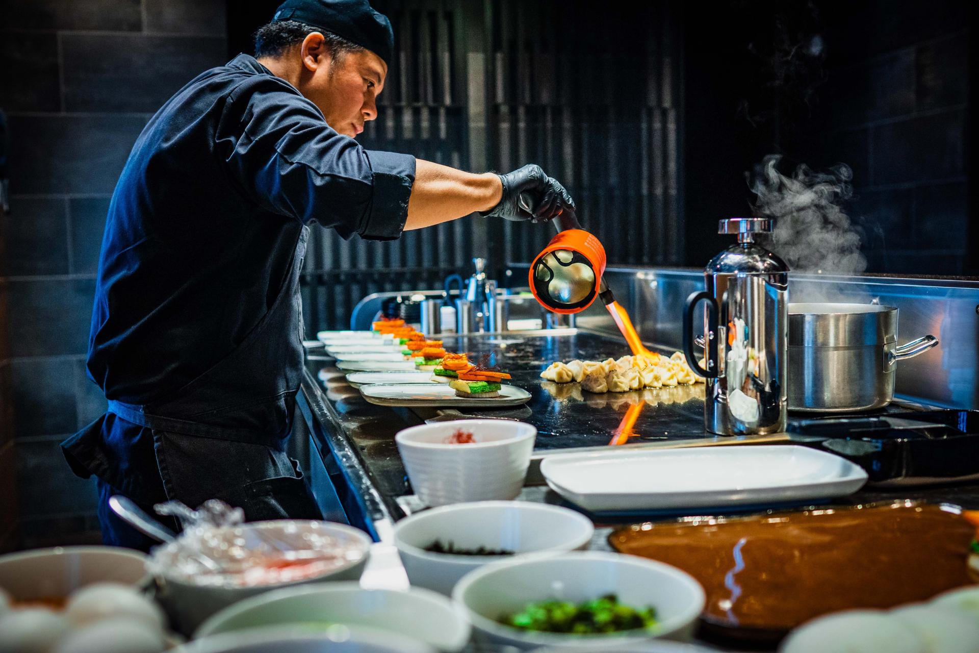 Chef trabajando en cocina abierta