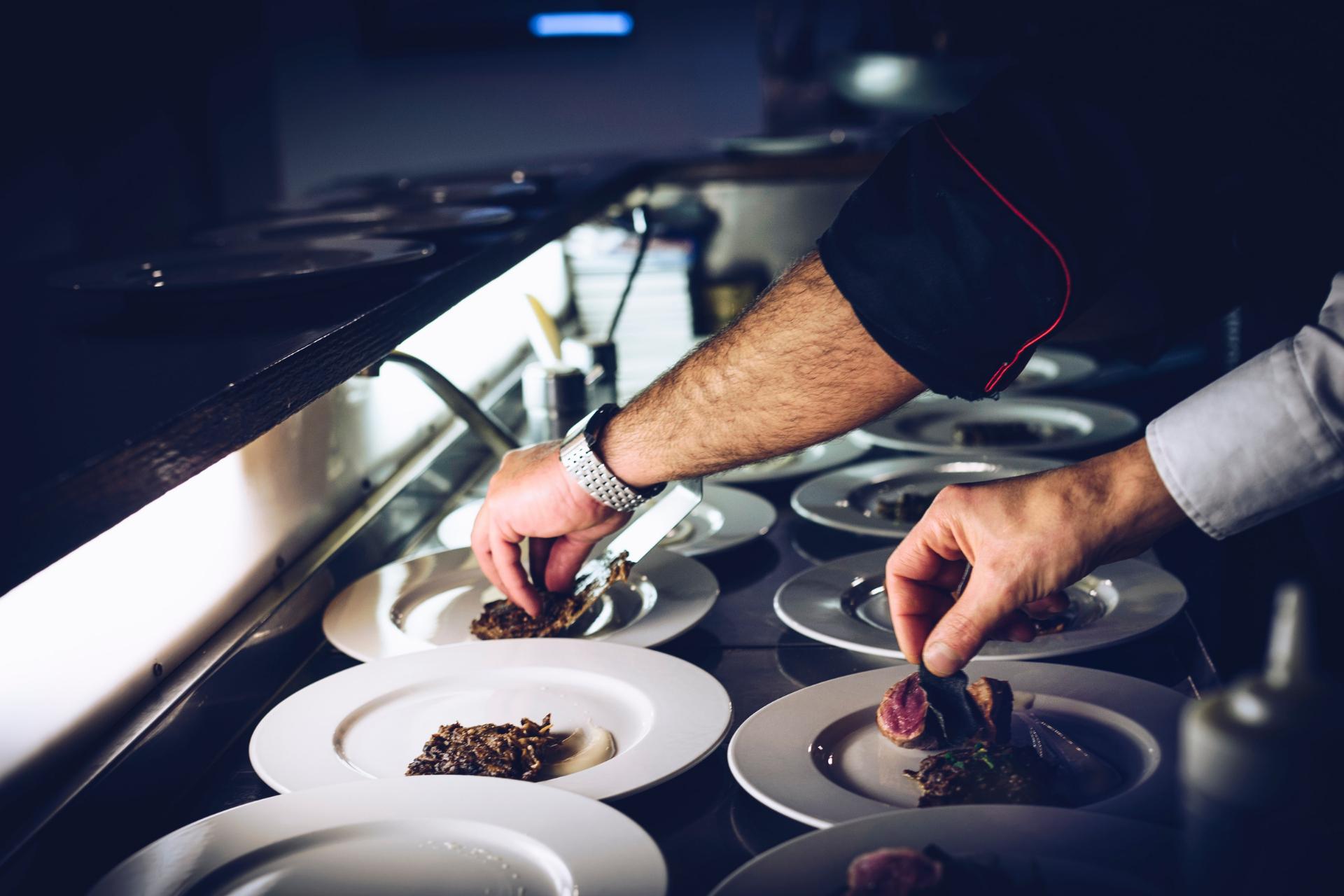 chef-kok plateert eten