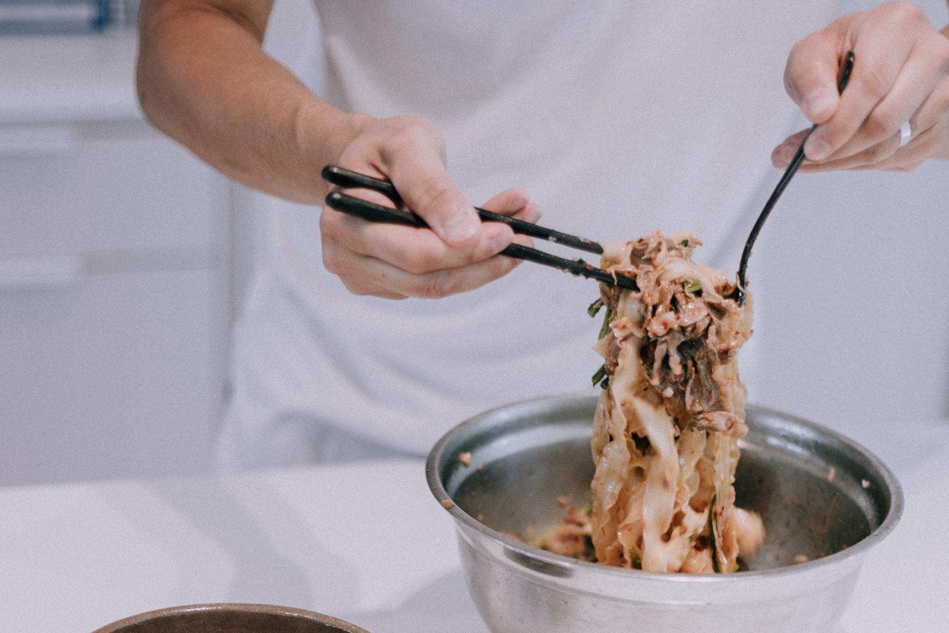 Chef preparando platillos con mariscos