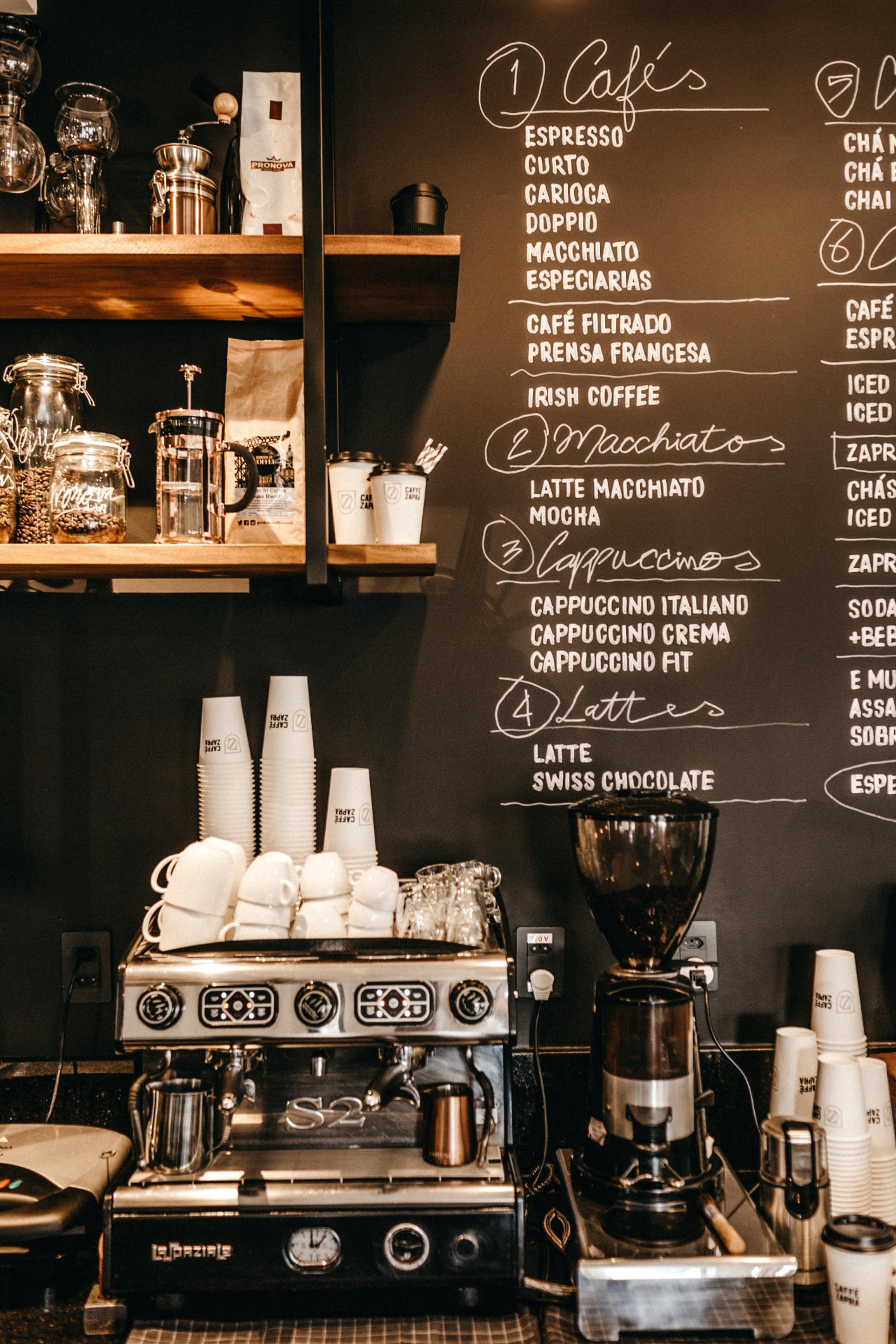 Menú de cafetería con bebidas en una pizarra