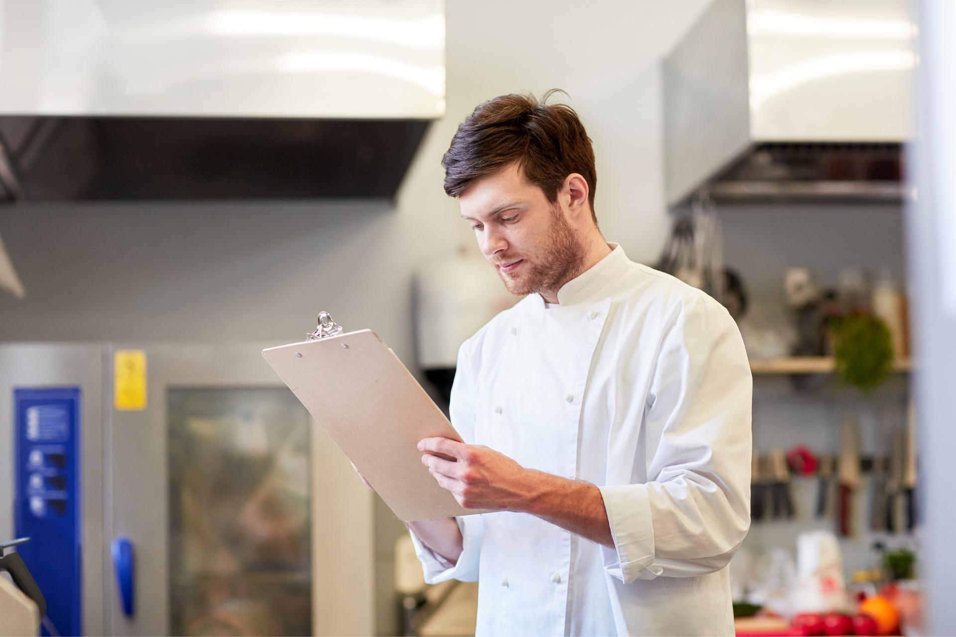 Cocinero haciendo inventario en la cocina de un restaurante