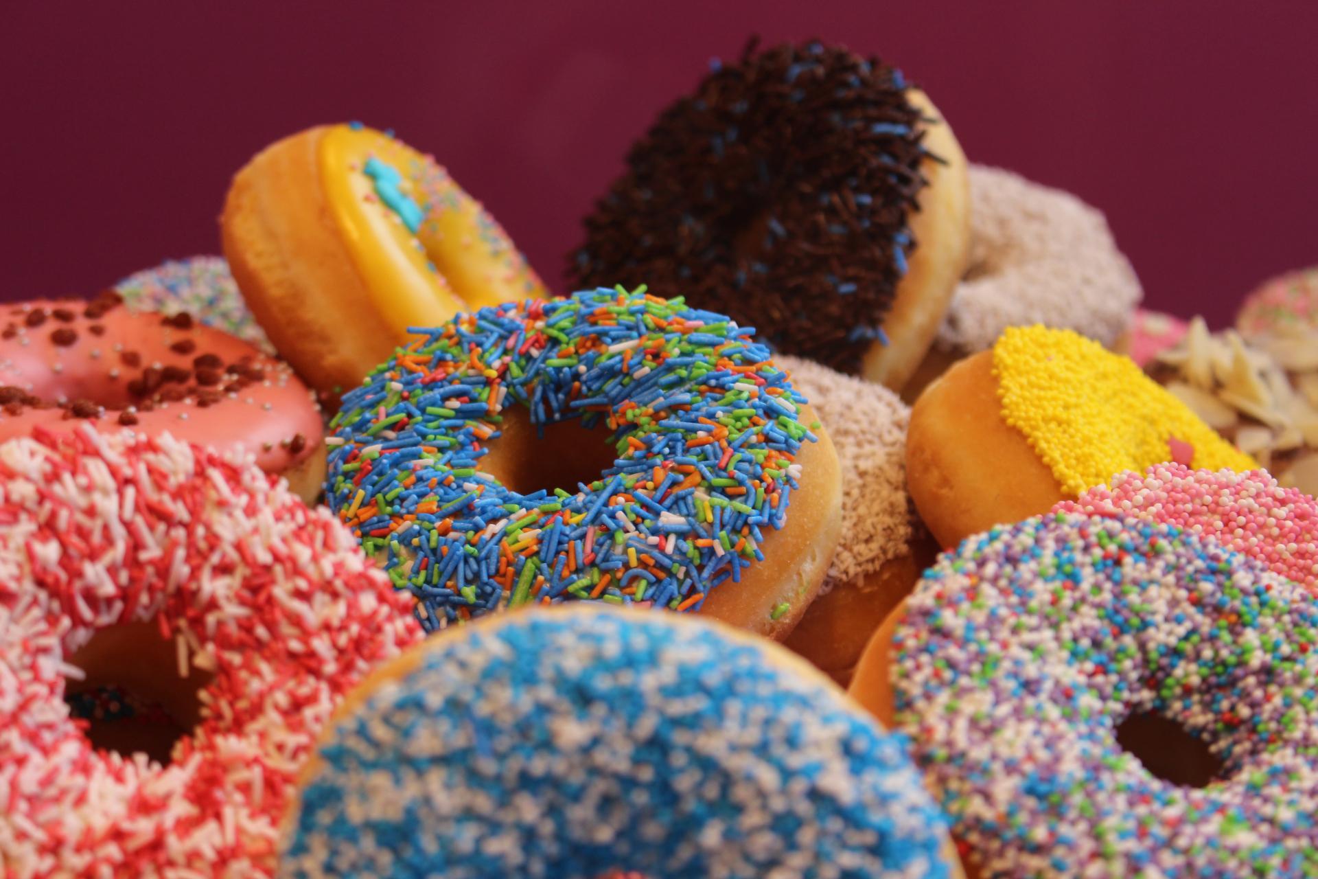 Las donas son un postre americano que ha conquistado los corazones de muchos, definitivamente son un buen postre para cafeterías