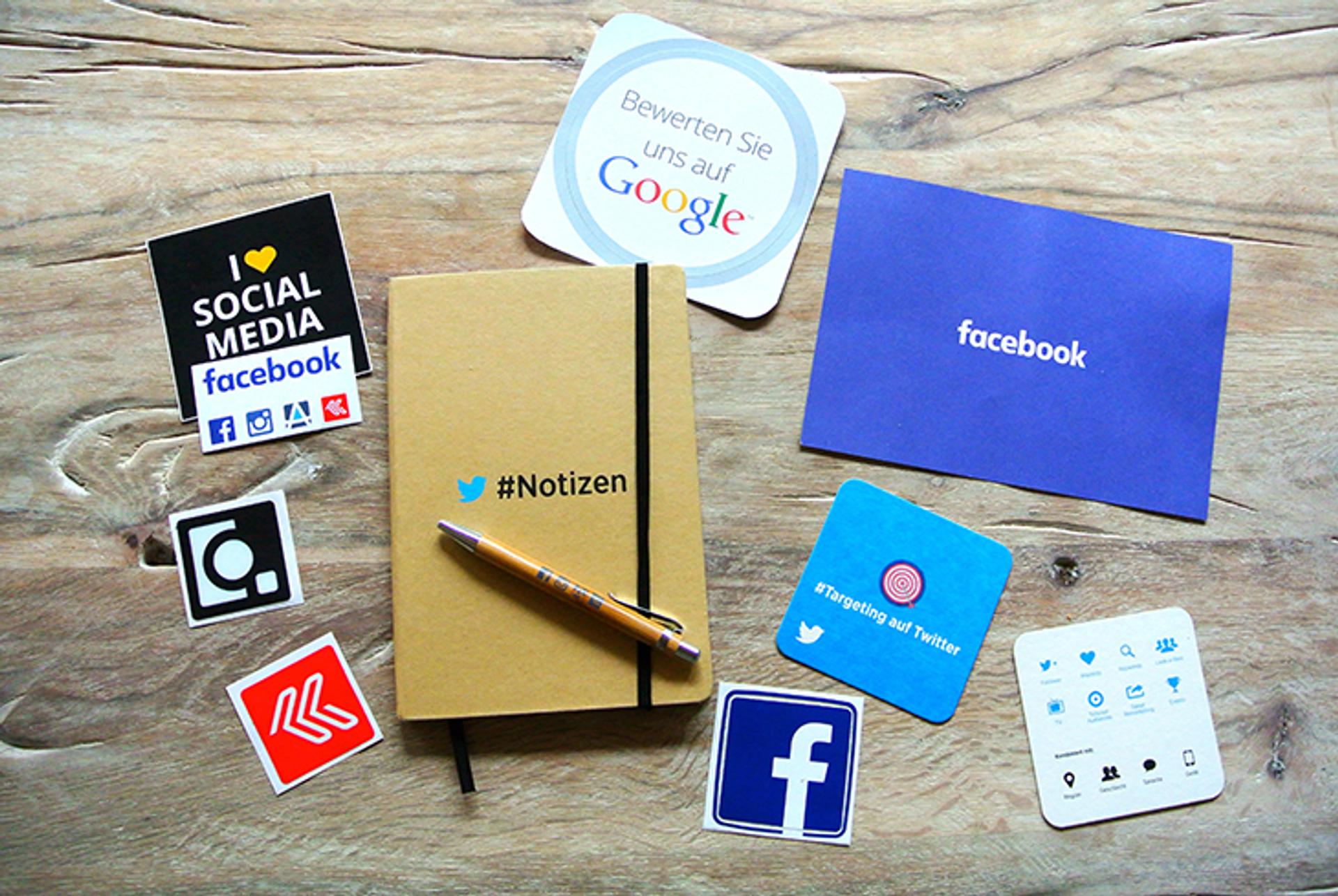 Stickers con logos de redes sociales, como Facebook e Instagram, y una libreta
