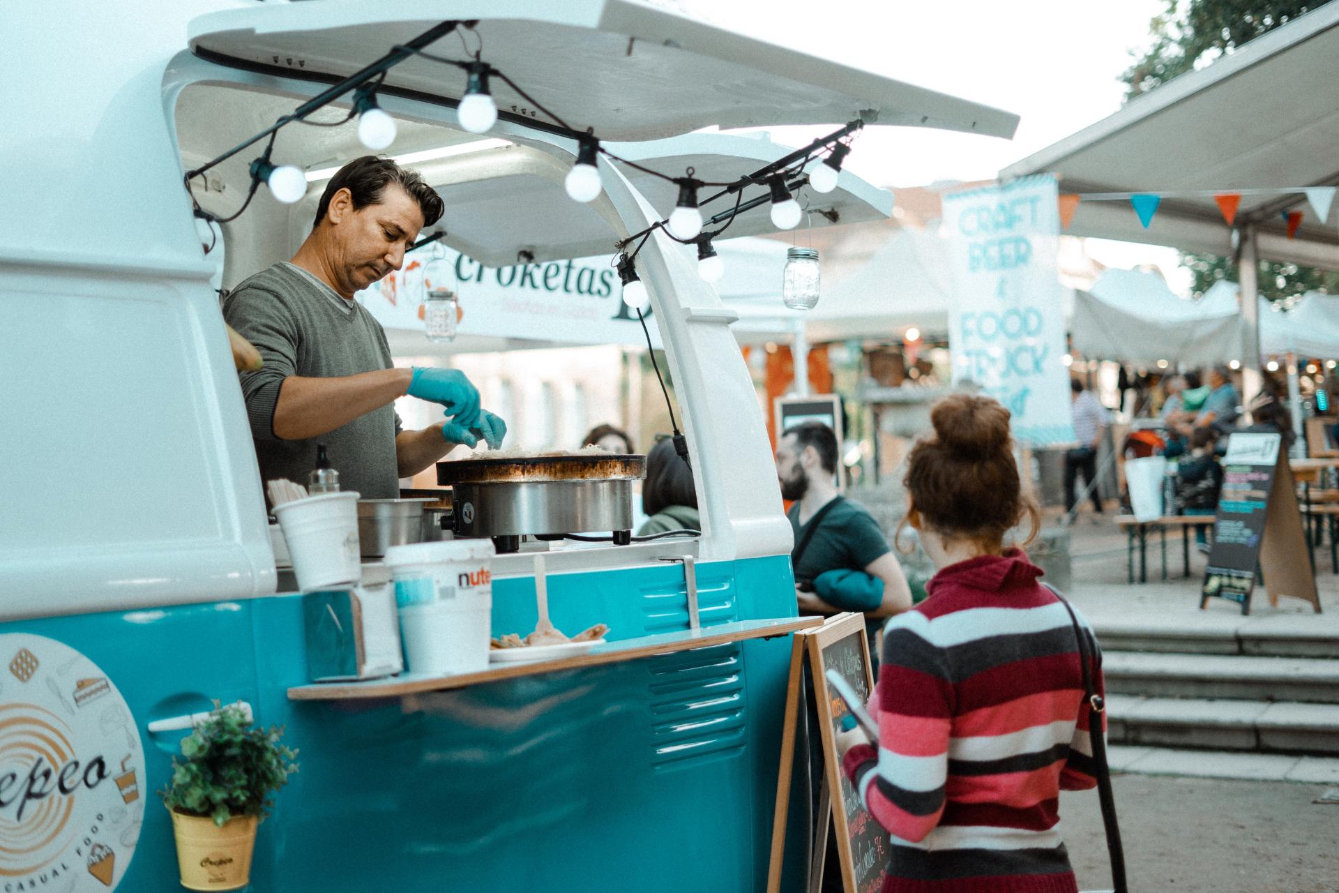 camion di cibo che opera a un evento