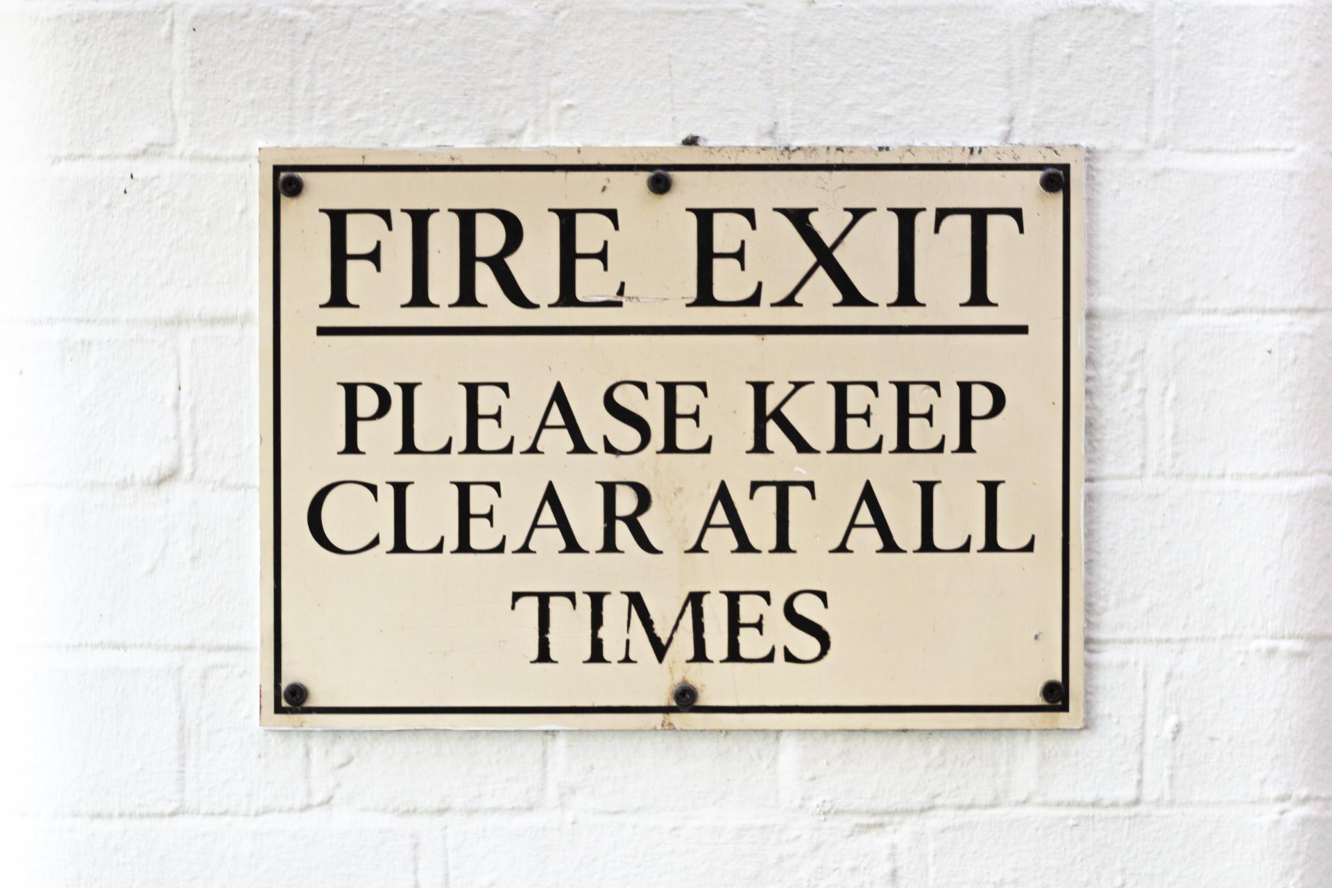 Señal de salida de incendios que advierte que se mantenga despejada en todo momento.