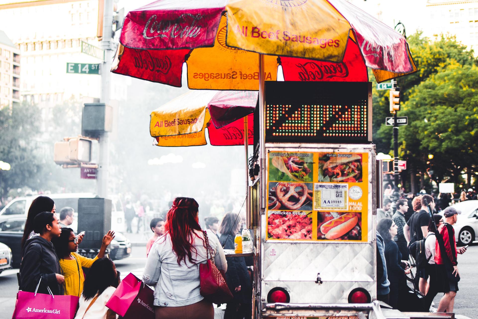 carrito de comida en la ciudad