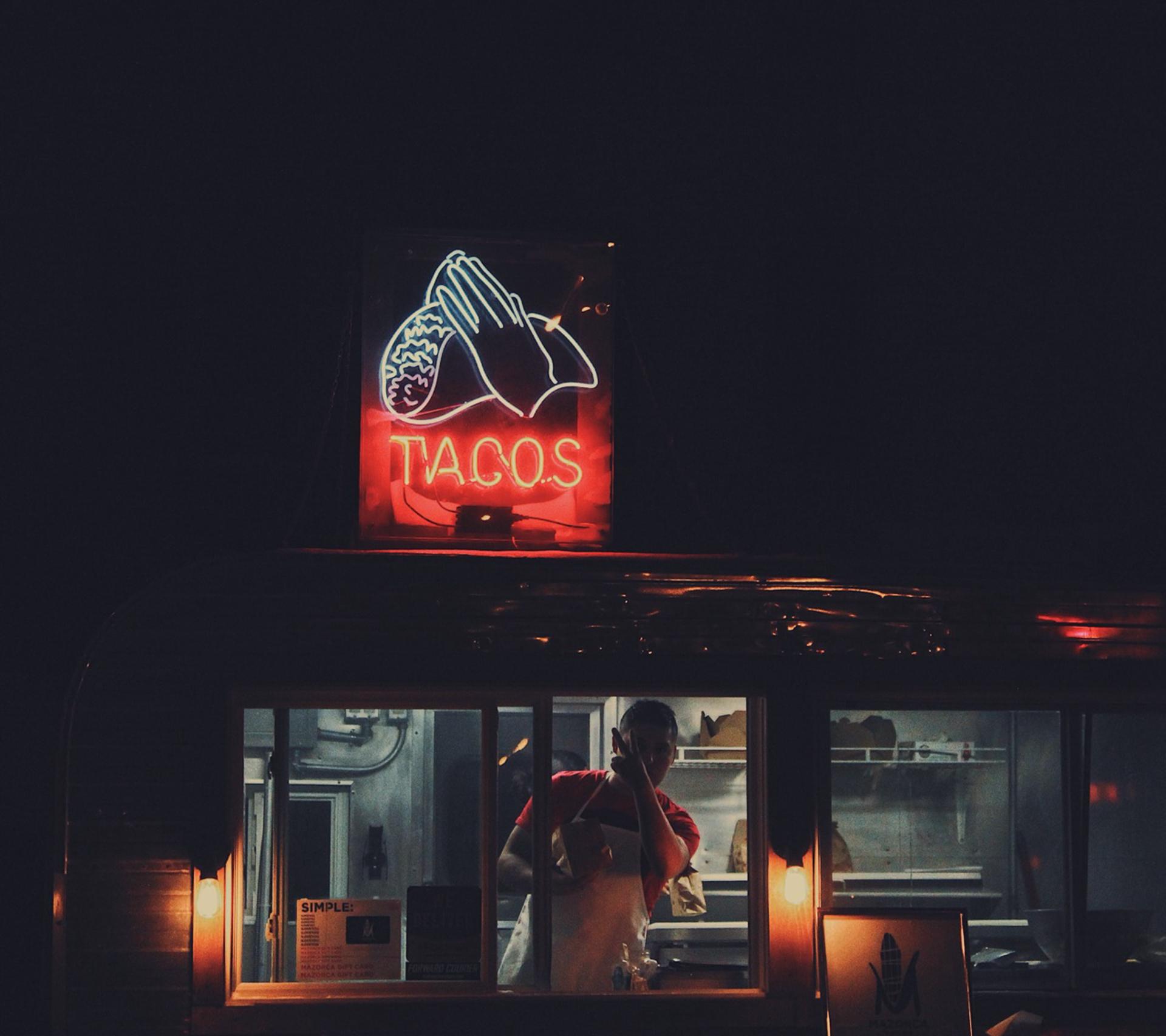 Camión de comida mexicana con letrero luminoso