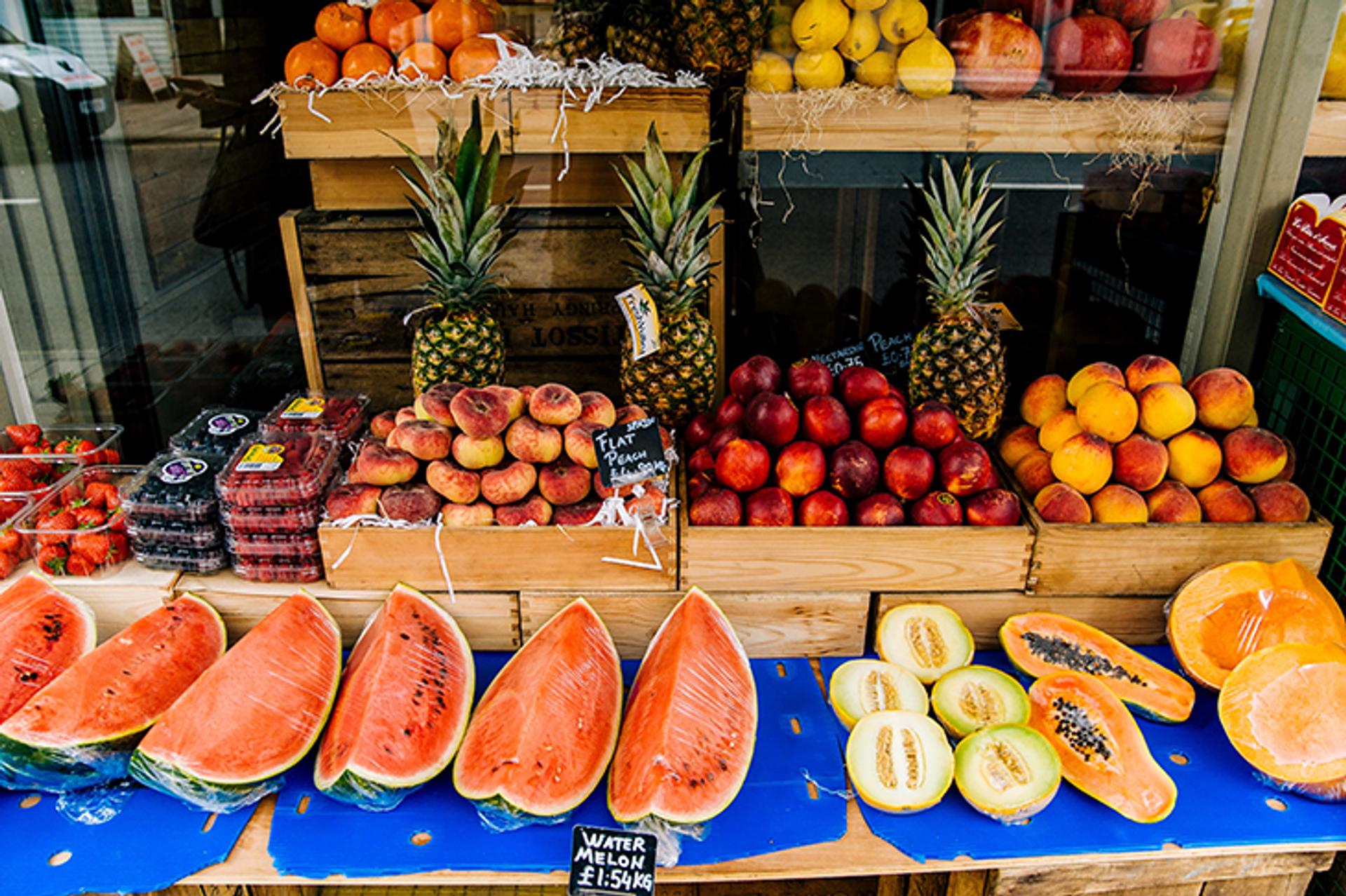 frutas e vegetais frescos expostos no mercado de agricultores