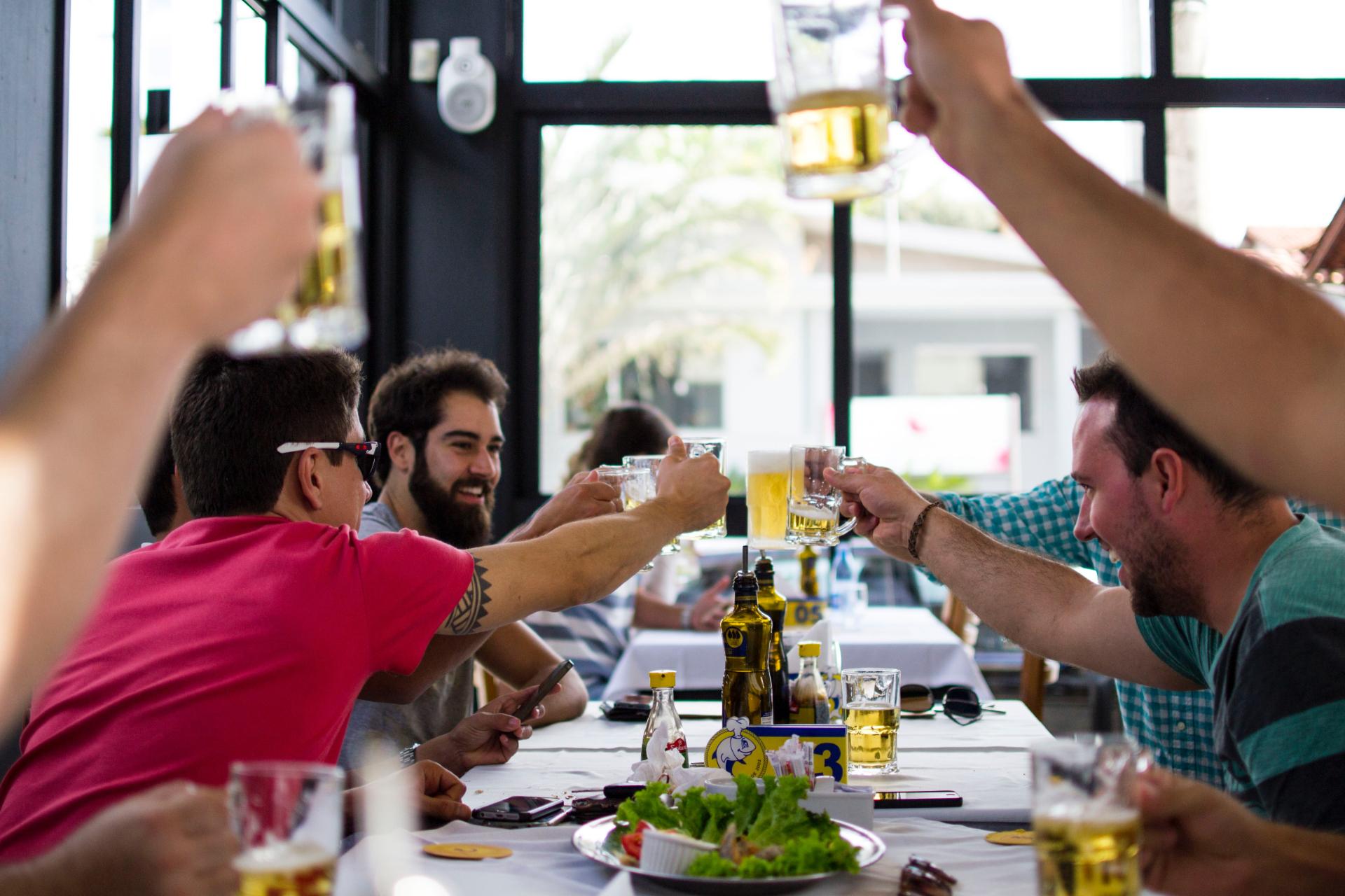 Amigos sentados em um restaurante