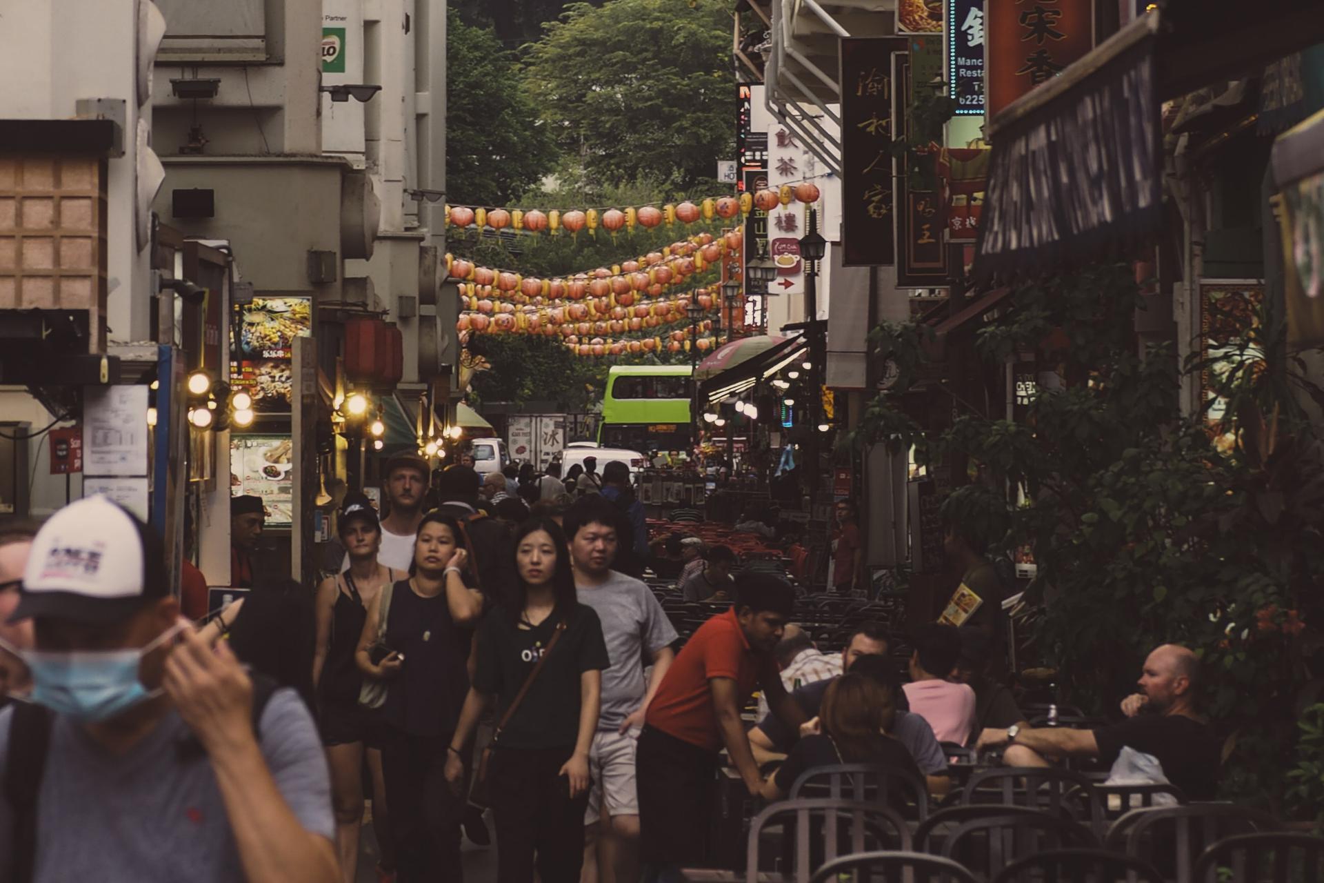 Calle con restaurantes a ambos lados