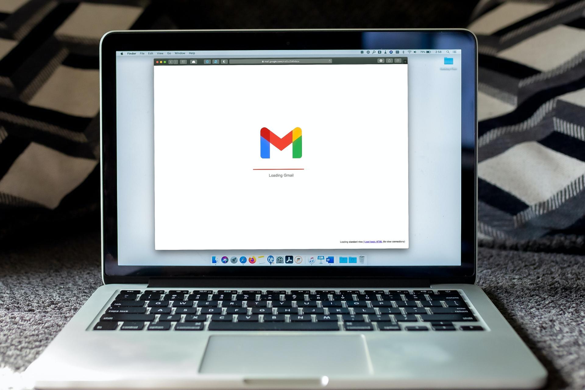 Gmail wordt geladen op laptopscherm