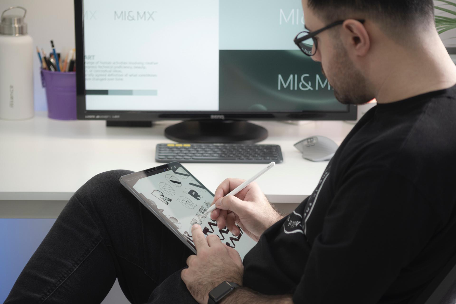 Grafikdesigner, der an einem Tablet arbeitet