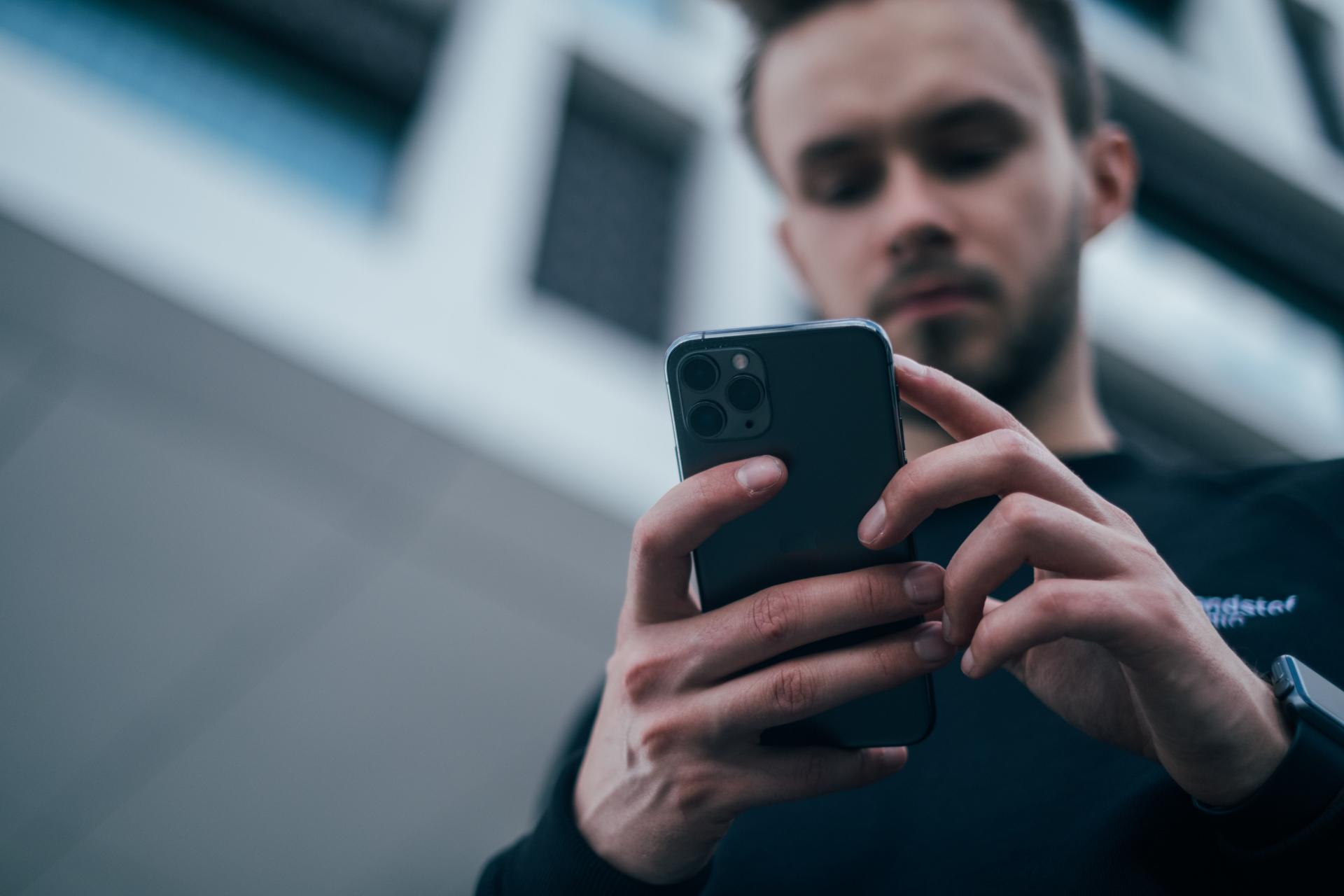 Guy vérifiant l'iPhone