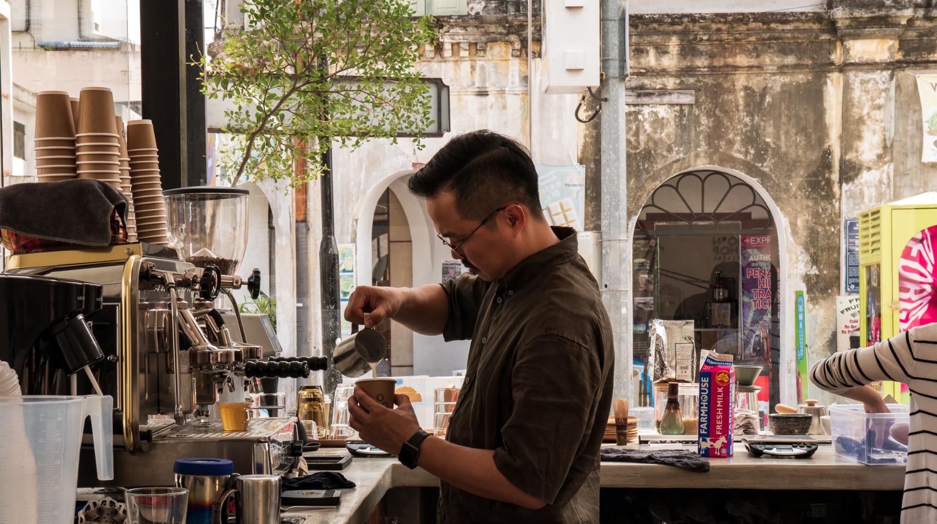 Kerl gießt Kaffee ein