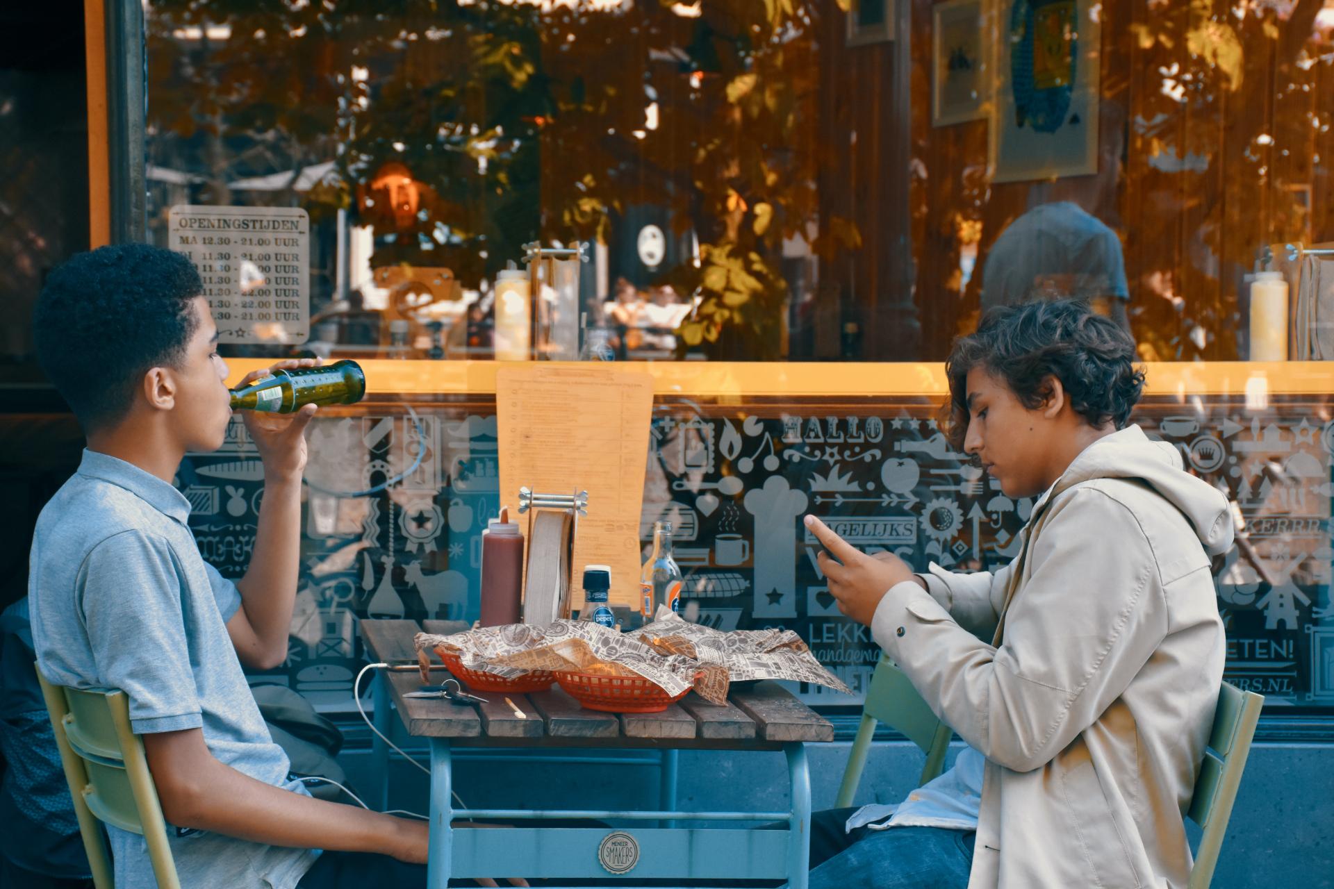 Jungs sitzen in einem Restaurant