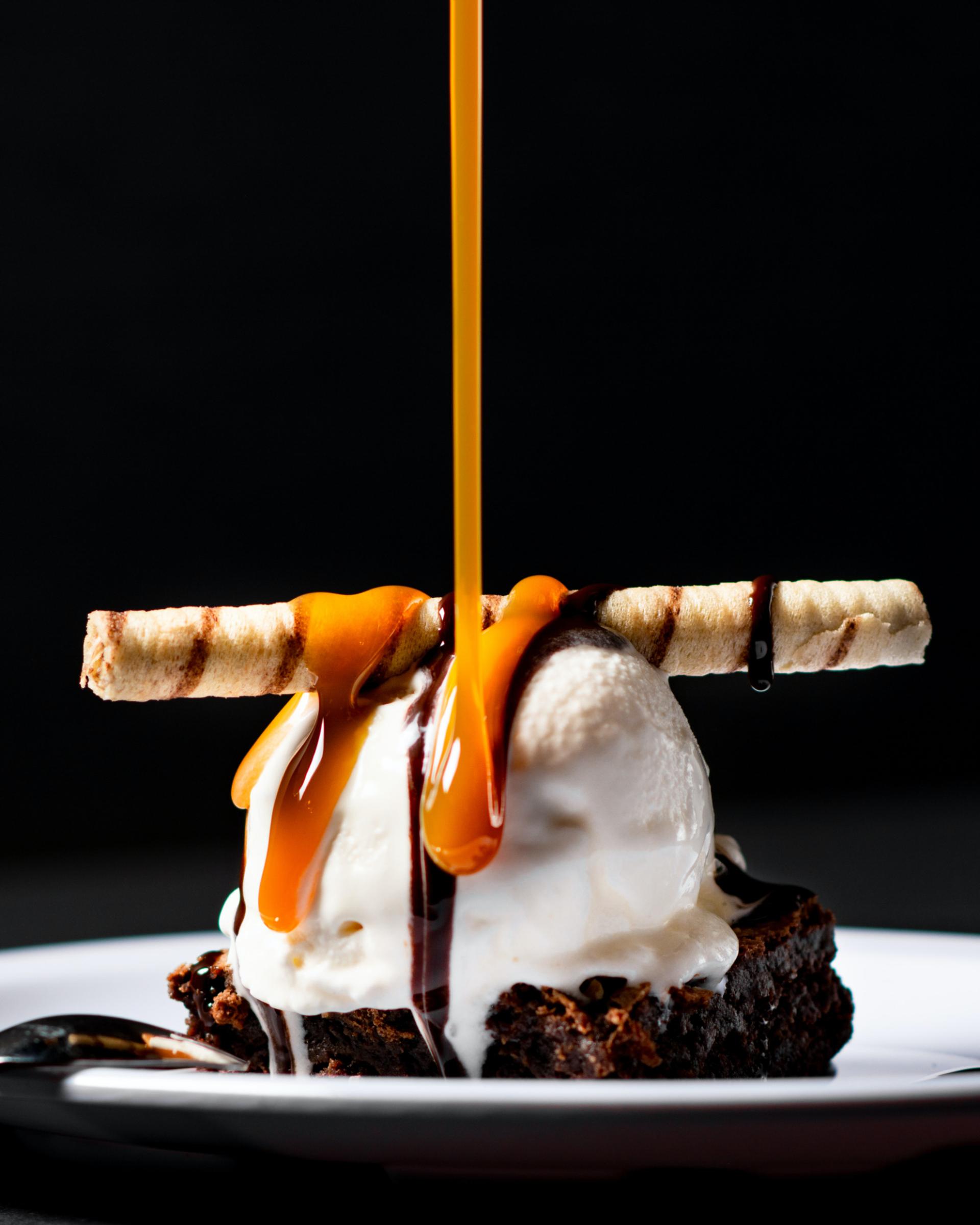 een heerlijke en aantrekkelijke brownie met ijs om het belang van desserts op de menukaart van een restaurant te illustreren