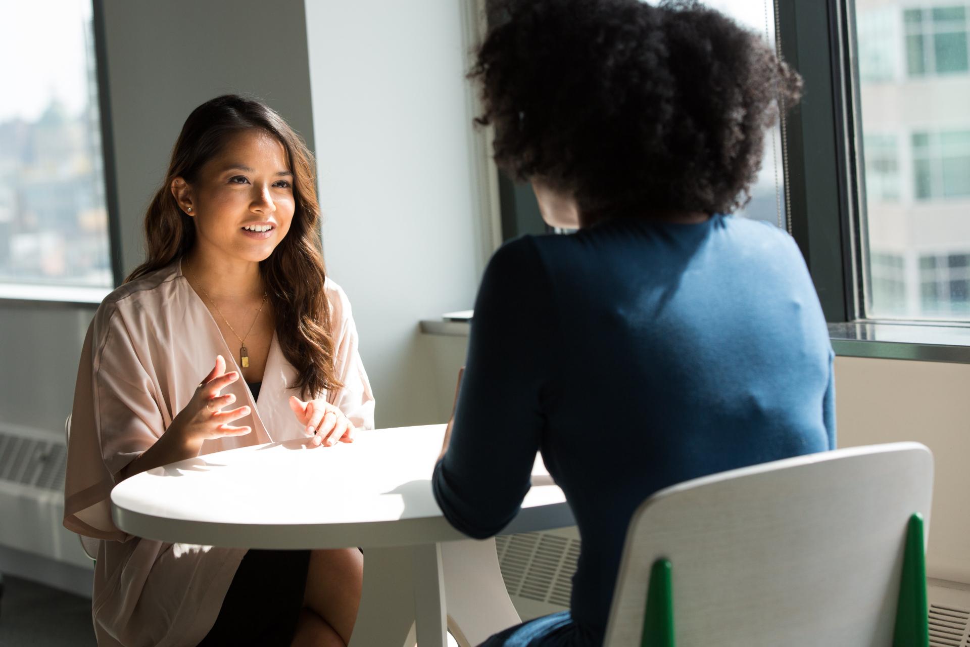 Fille en entretien d'embauche