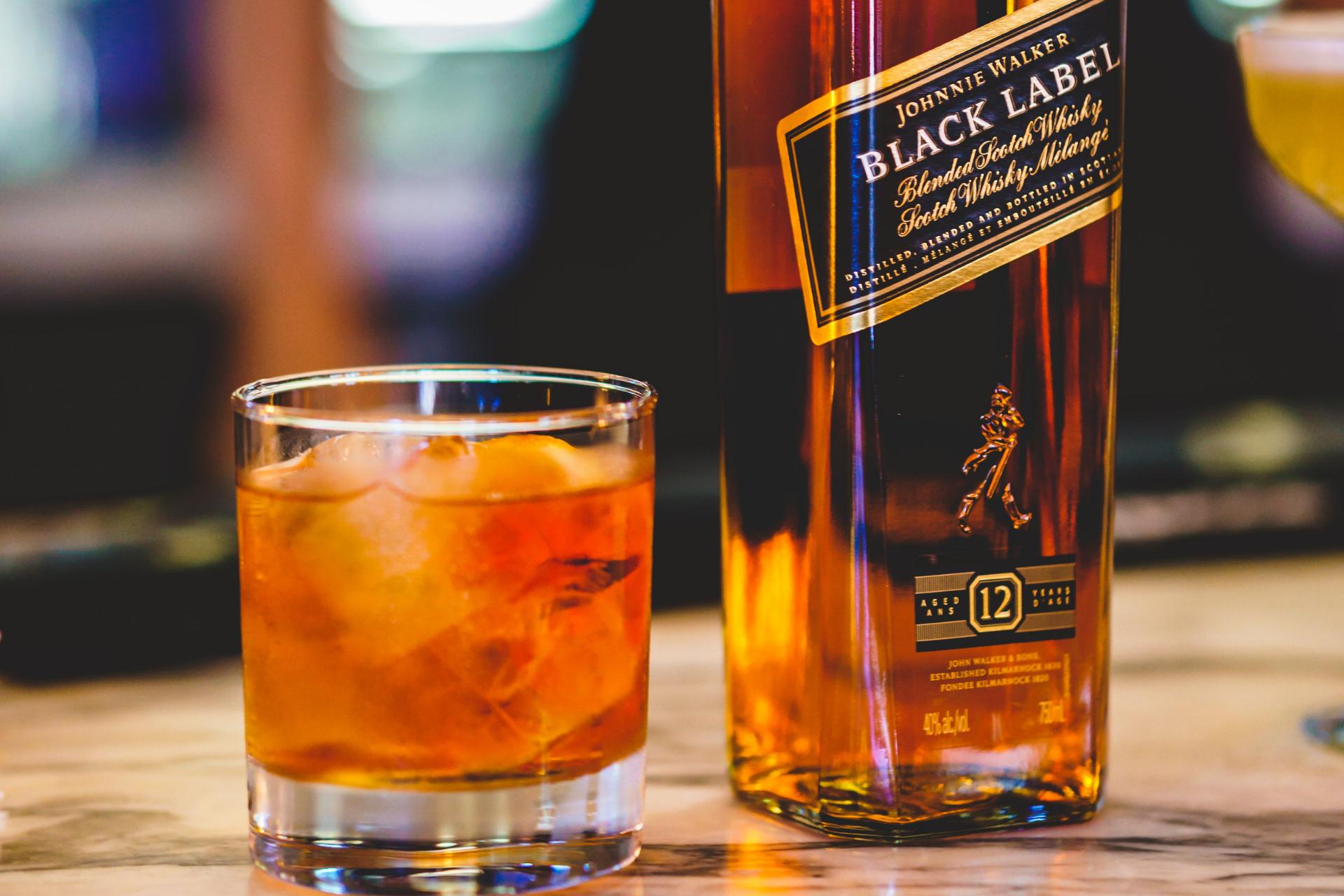 johnnie walker siyah etiket süslü üst düzey pahalı Scotch