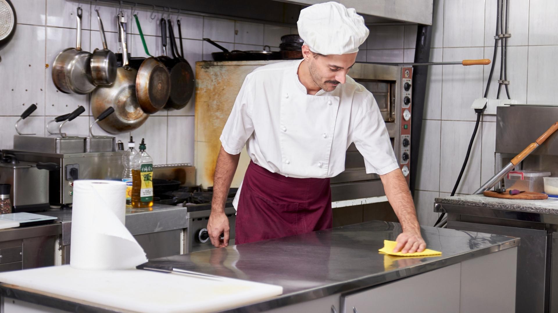 Mann, der Restaurantküche putzt