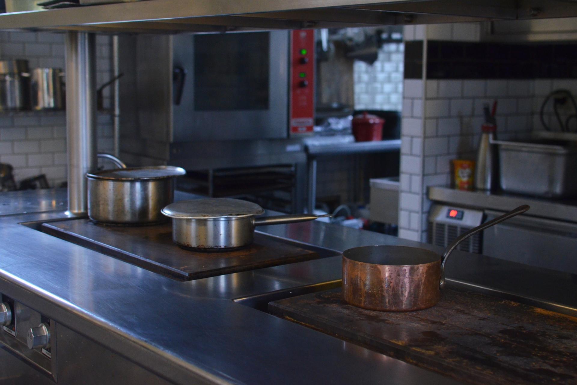 Küchengeräte, die Sie benötigen, um Ihr Restaurant zu eröffnen