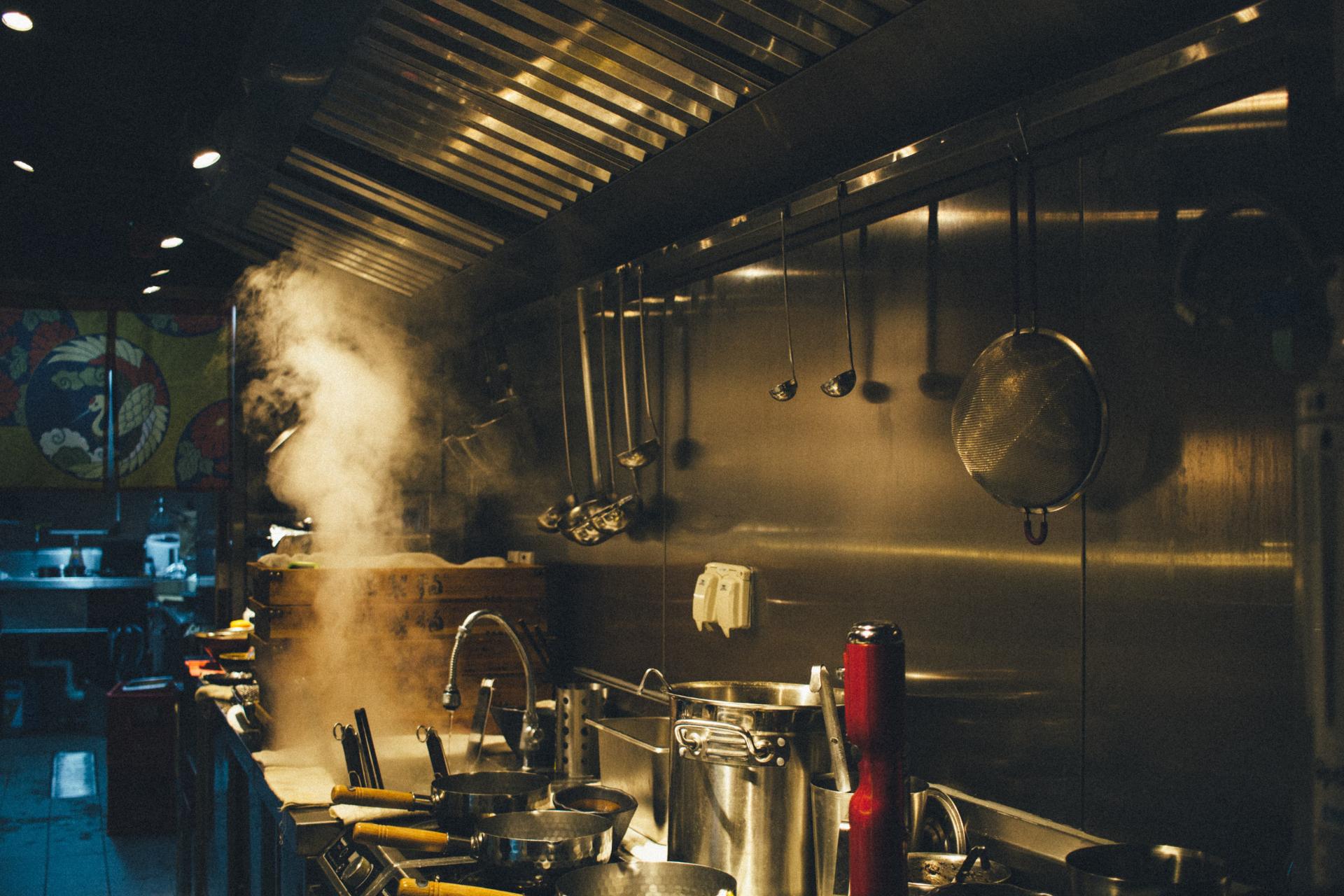 Equipamento de cozinha em um pequeno restaurante