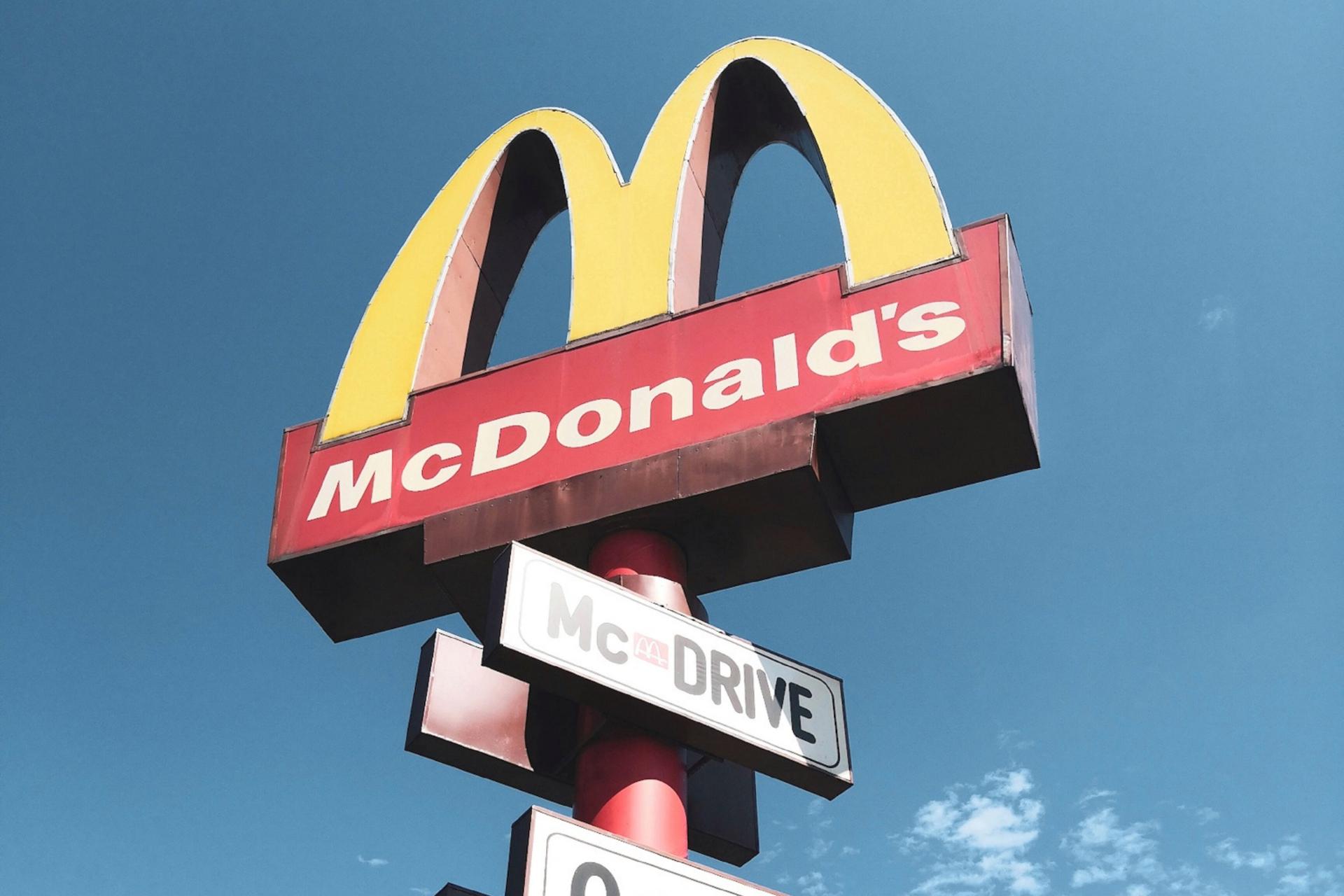 Signo de los arcos dorados de McDonald's