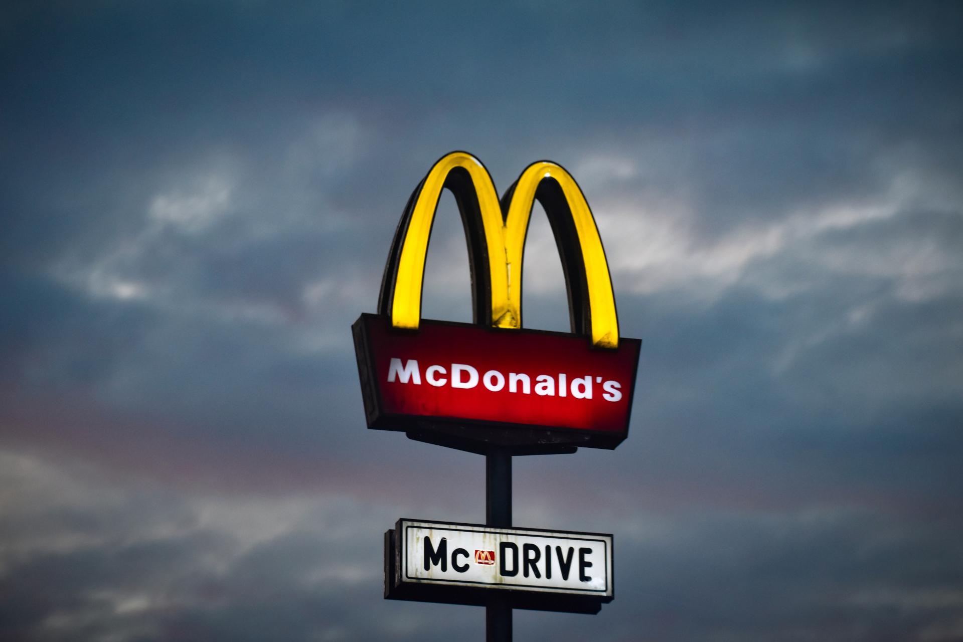 El nombre y logo de McDonalds es conocido a nivel mundial y es inconfundible. Es a lo que debes aspirar cuando creas un nombre para negocio de postres