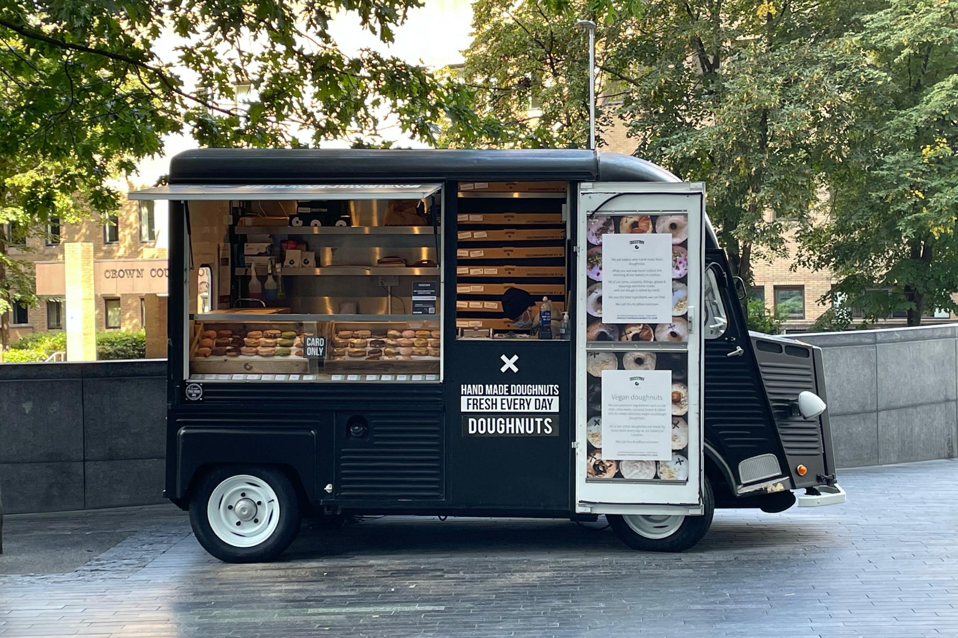 camión de comida de panadería que vende mini donas