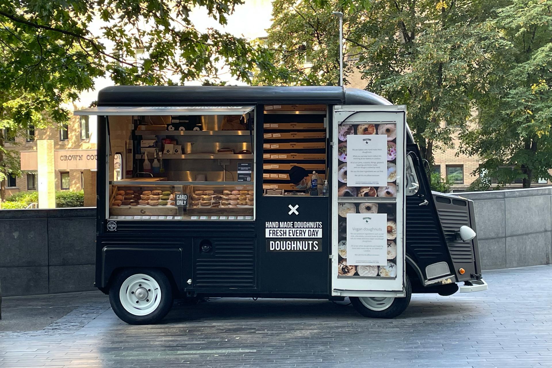 camion di cibo da forno che vende mini ciambelle