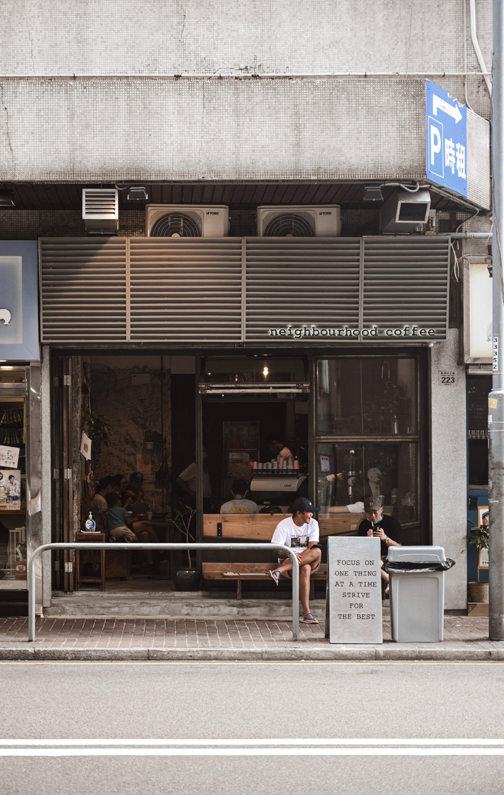 ร้านกาแฟย่านใกล้เคียงเป็นชื่อธุรกิจขนมหวานที่เรียบง่ายซึ่งดูเหมือนเป็นเรื่องธรรมดา แต่ก็ไม่มีอะไรนอกจากตรงไปตรงมา มันชัดเจนมากจนอาจเป็นของจริงด้วยซ้ำ!