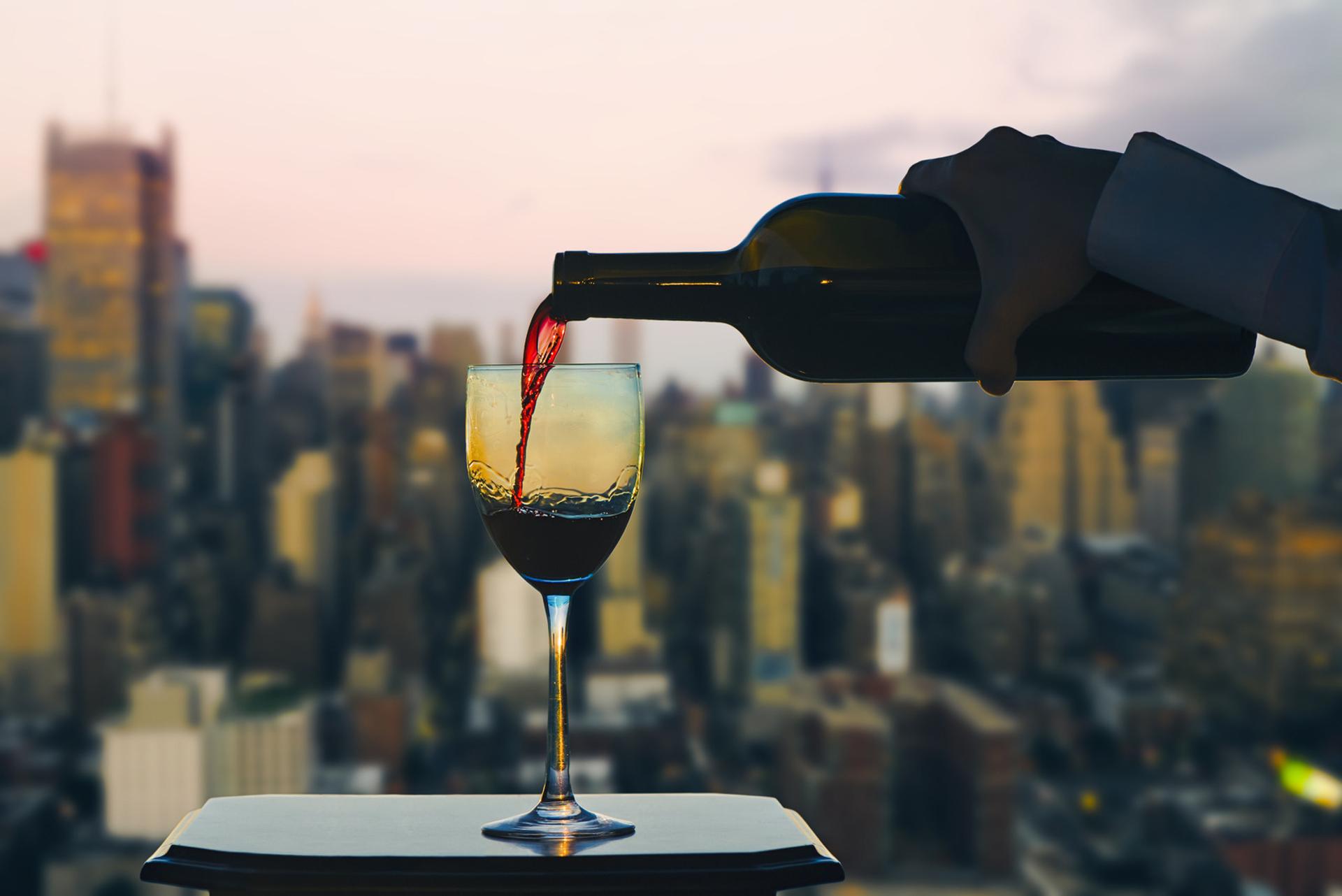 Un servidor purificando vino en un restaurante de Nueva York.