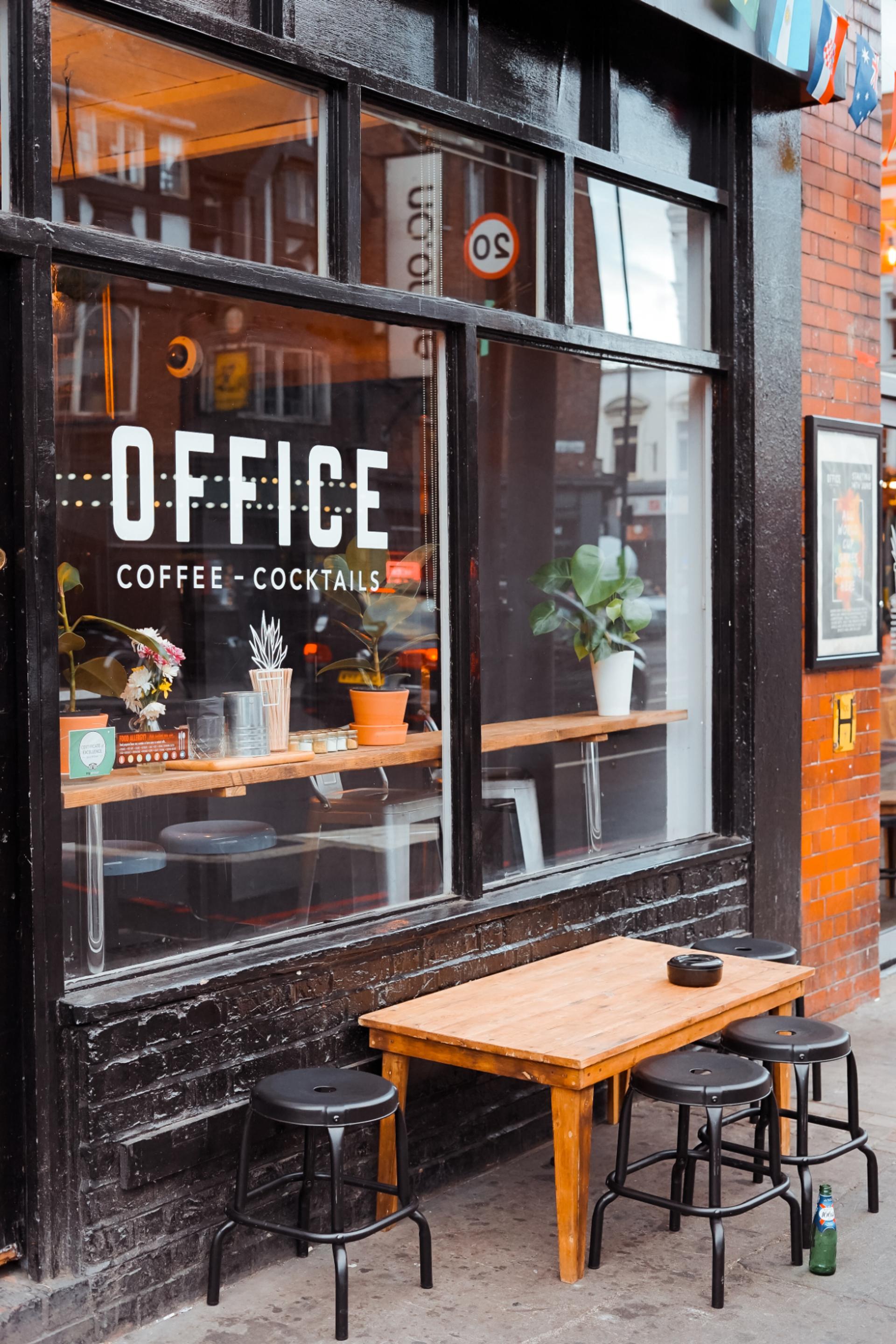 Office coffee atrae a clientes muy específicos - trabajadores de oficina que quieren un trago después de trabajar, y un café en su camino al trabajo. Es un buen nombre para una cafetería