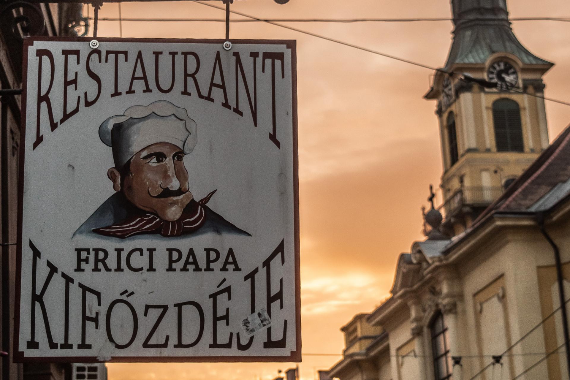 Eski bir restoranın logolu tabelası