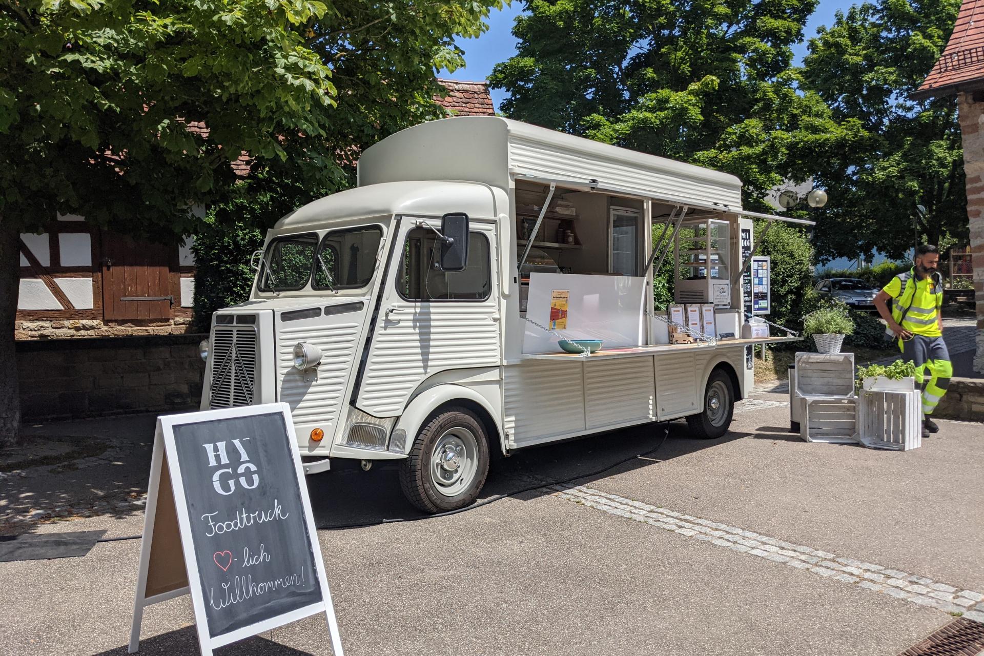 Geparkeerde foodtruck klaar om service te starten