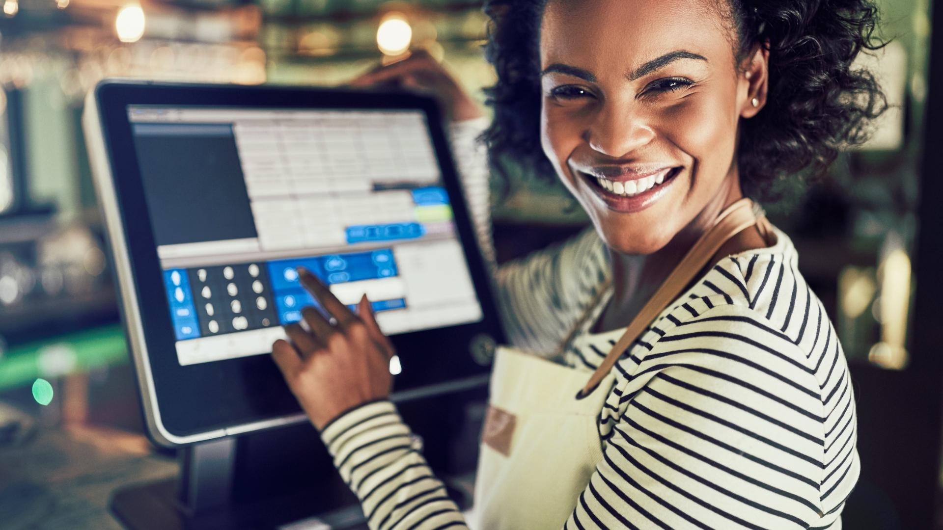 femme avec un système de point de vente