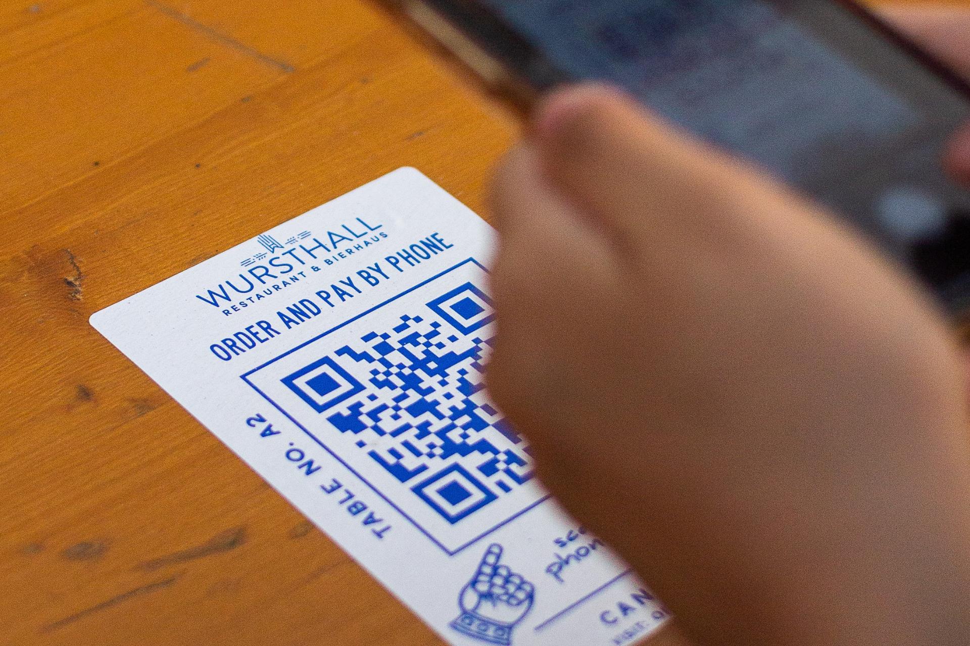 Signo de menú de código QR para ordenar y pagar desde la mesa en un restaurante