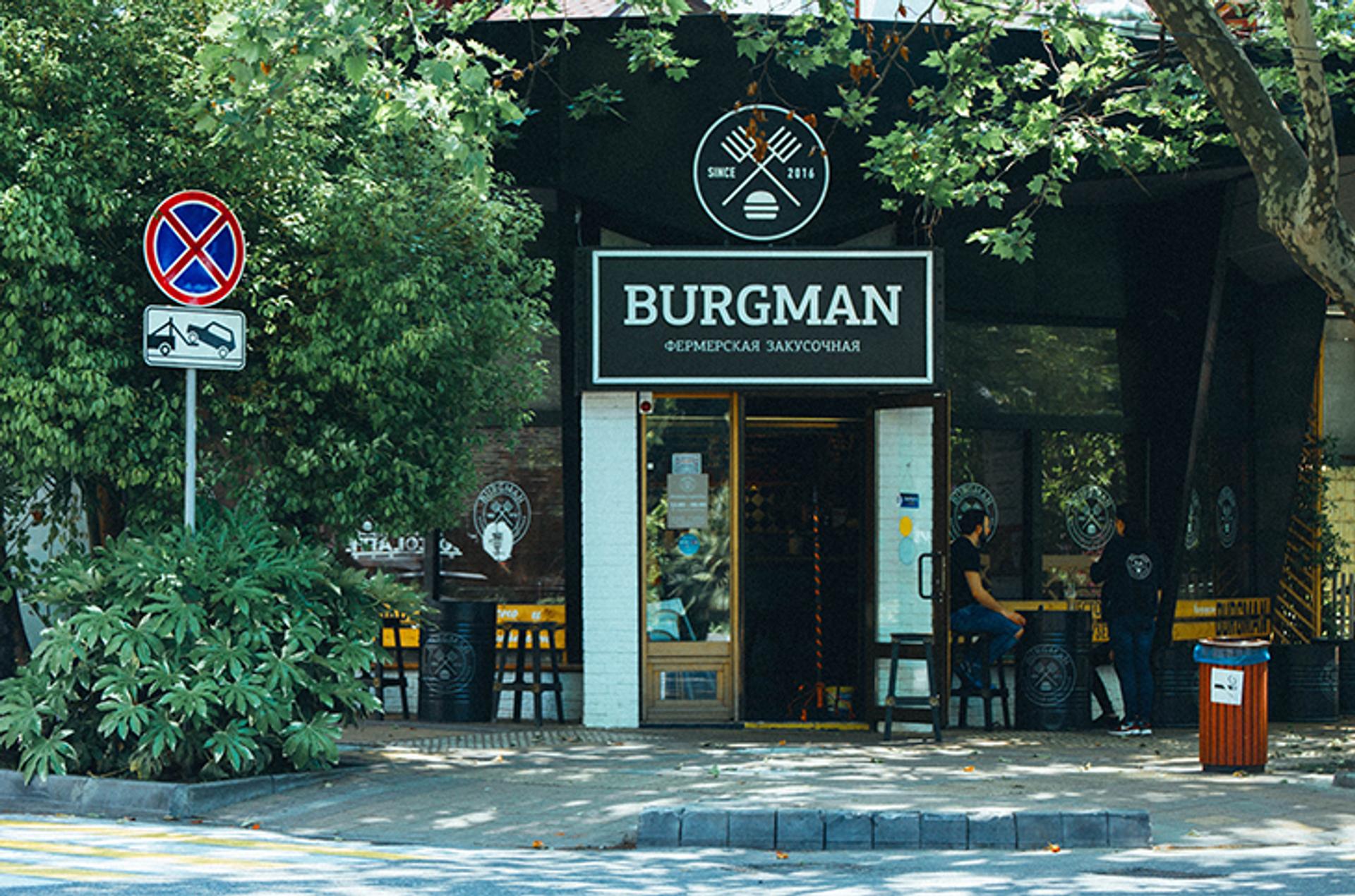 restaurante con un exterior limpio, una entrada despejada y rodeada de plantas bien cuidadas