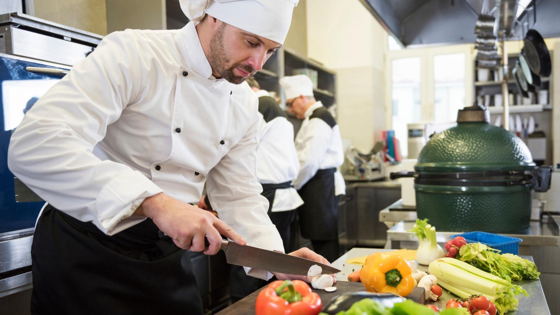 Chef di ristorante al lavoro