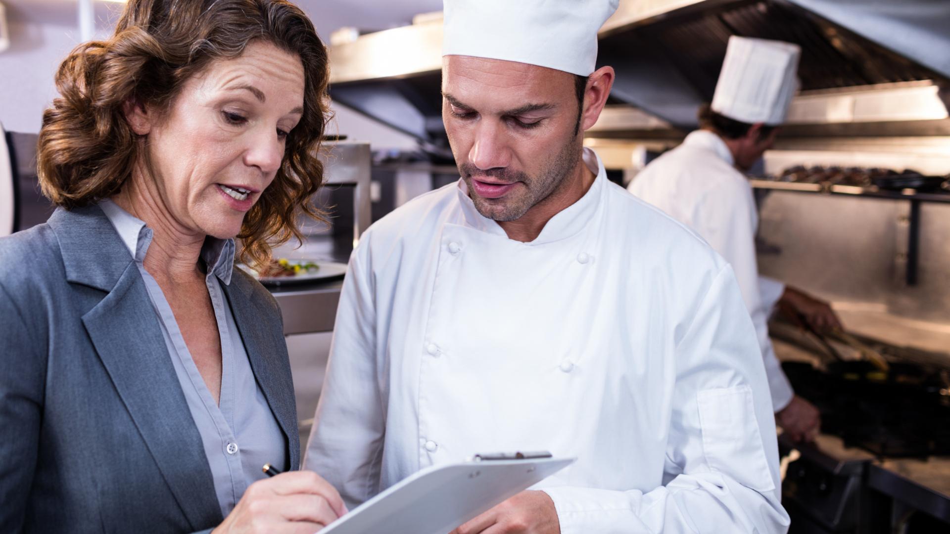 Een restaurantmanager met een chef-kok